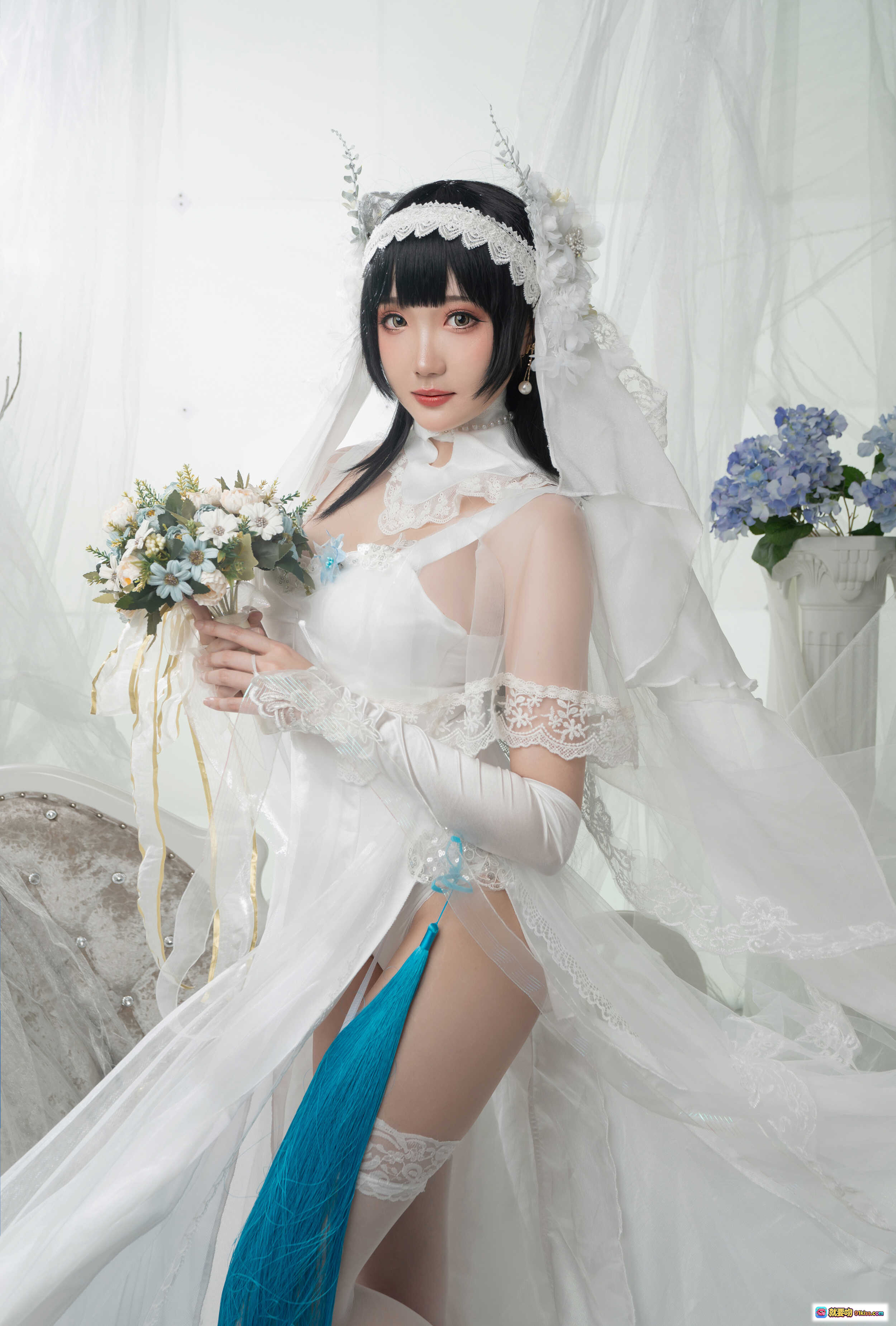 图片[1] - 瓜希酱NO.038 95式花嫁COS写真 | 白色蕾丝婚纱+蓝色流苏 thighhigh | 手捧花束+头纱造型 | 30P高清美图 - 就要吻