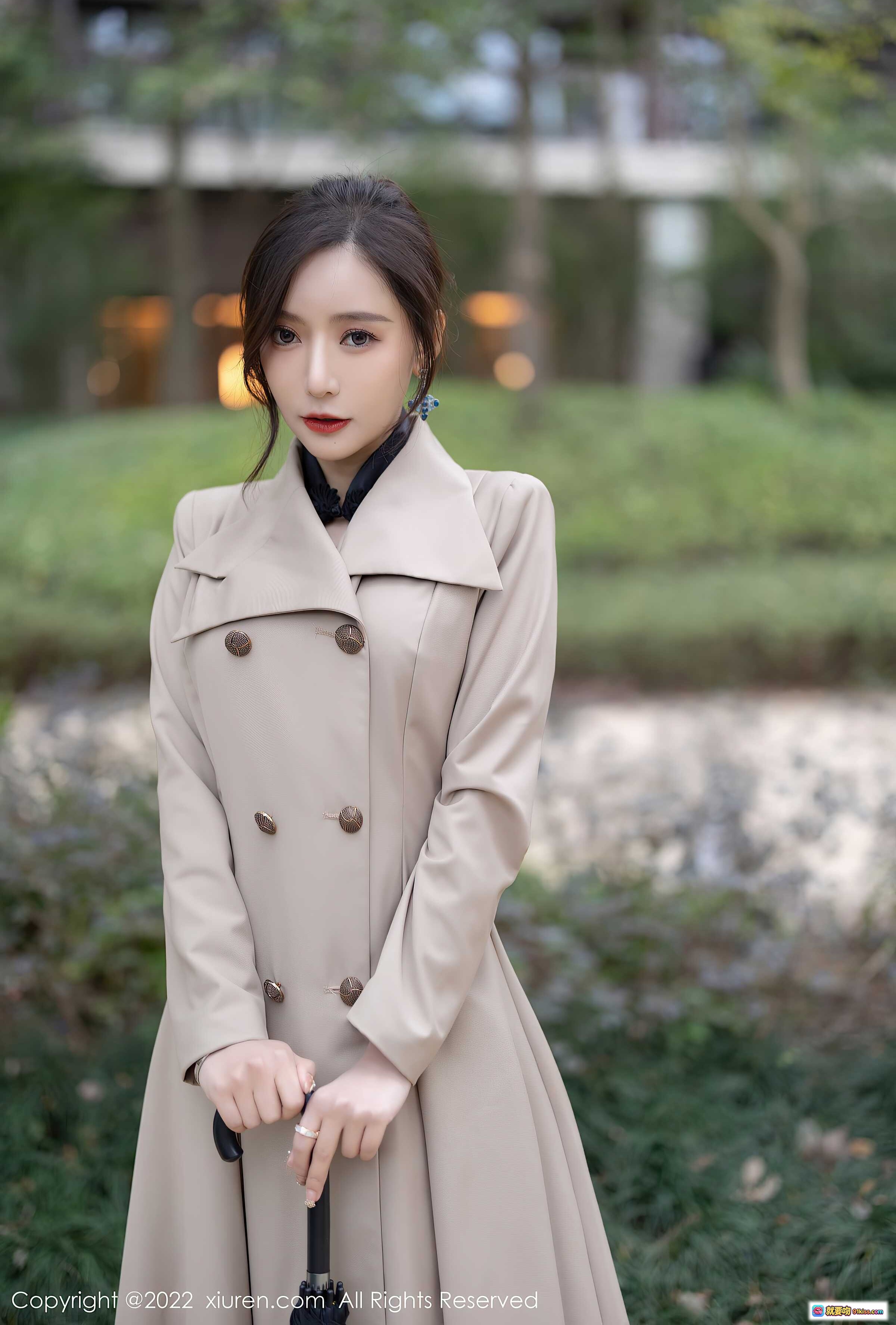 图片[8] - 王馨瑶yanni米色风衣黑丝美腿写真 | XiuRen秀人网2022.01.04 NO.4417优雅户外阳台拍摄 - 就要吻