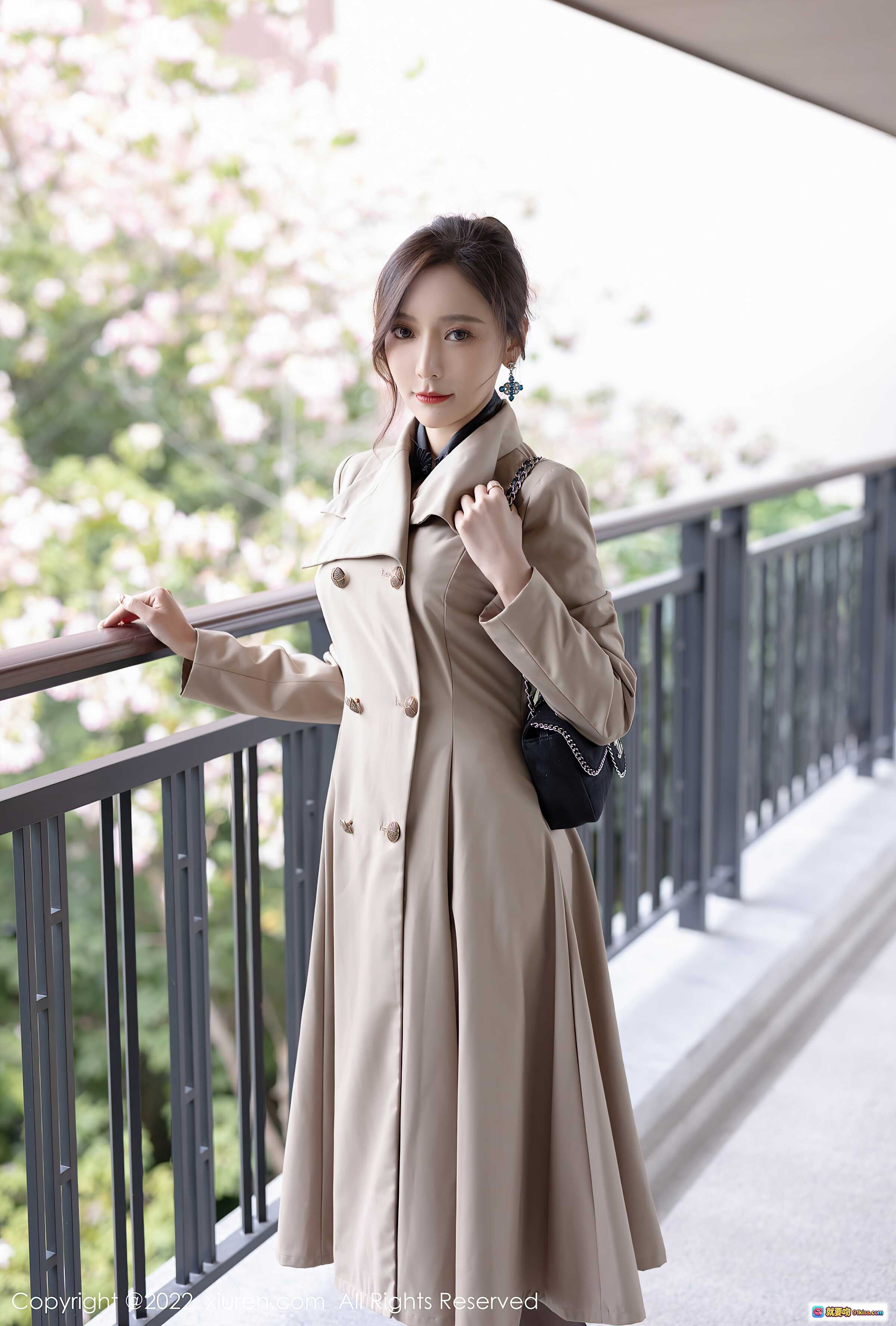 图片[1] - 王馨瑶yanni米色风衣黑丝美腿写真 | XiuRen秀人网2022.01.04 NO.4417优雅户外阳台拍摄 - 就要吻