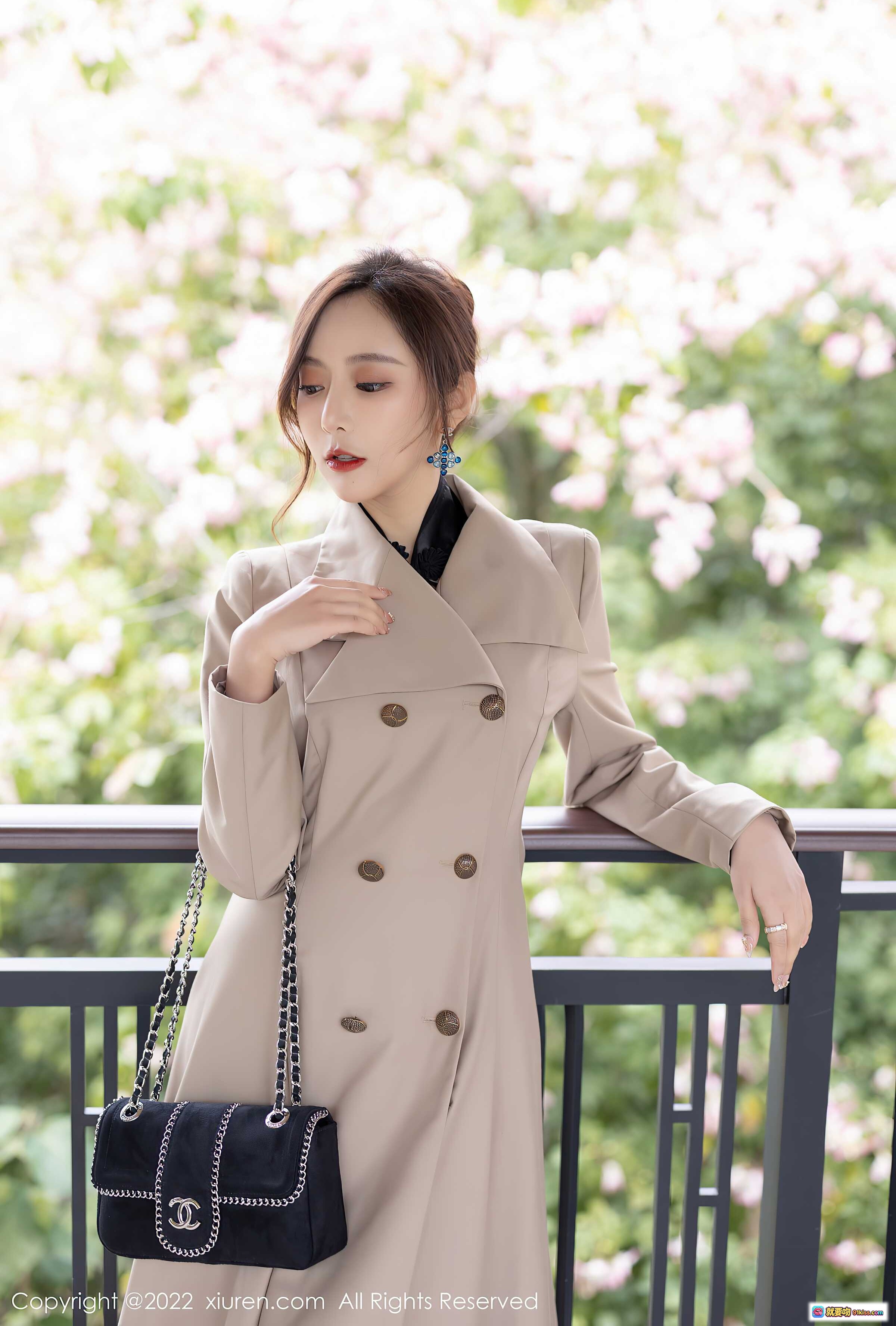 图片[4] - 王馨瑶yanni米色风衣黑丝美腿写真 | XiuRen秀人网2022.01.04 NO.4417优雅户外阳台拍摄 - 就要吻