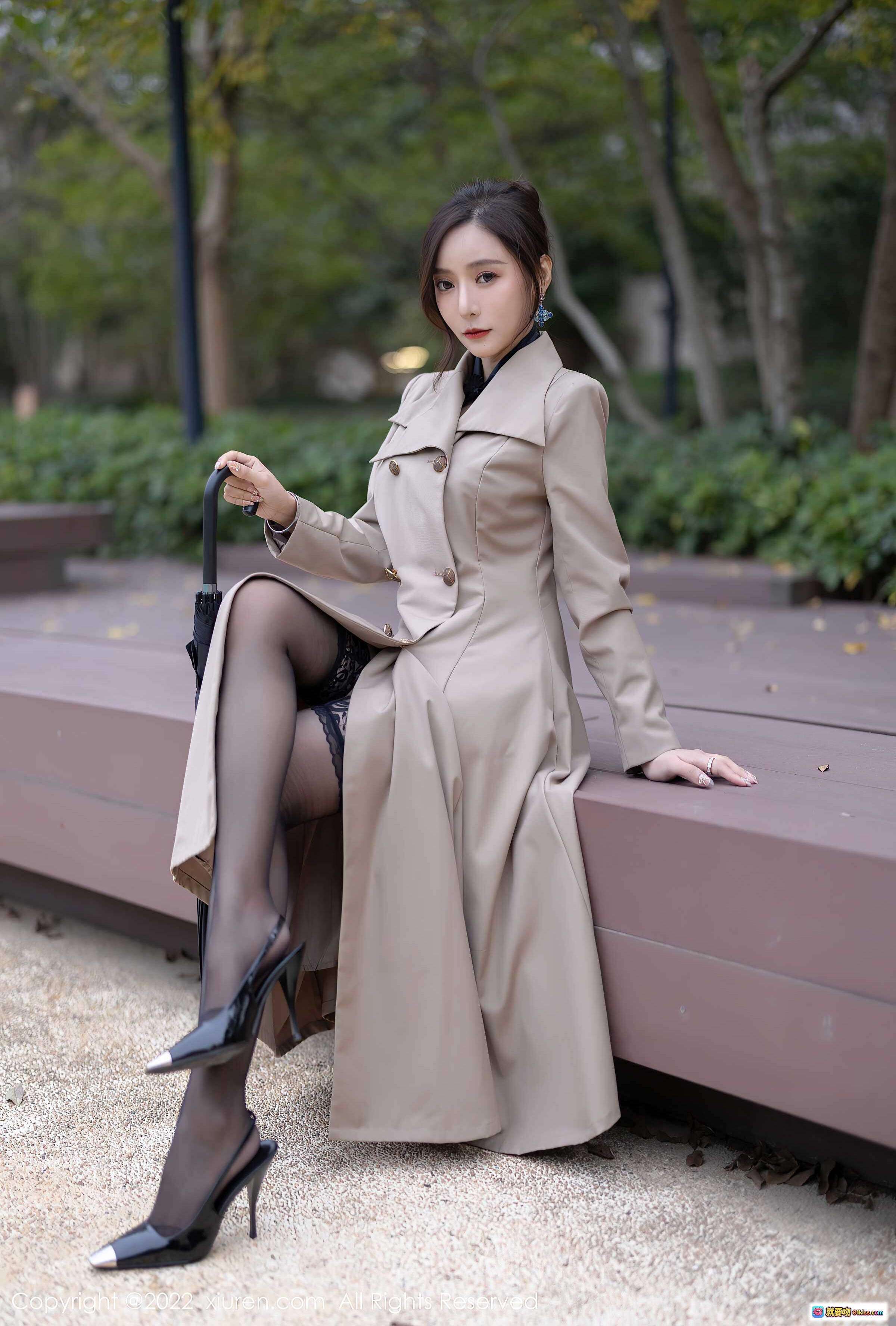 图片[9] - 王馨瑶yanni米色风衣黑丝美腿写真 | XiuRen秀人网2022.01.04 NO.4417优雅户外阳台拍摄 - 就要吻