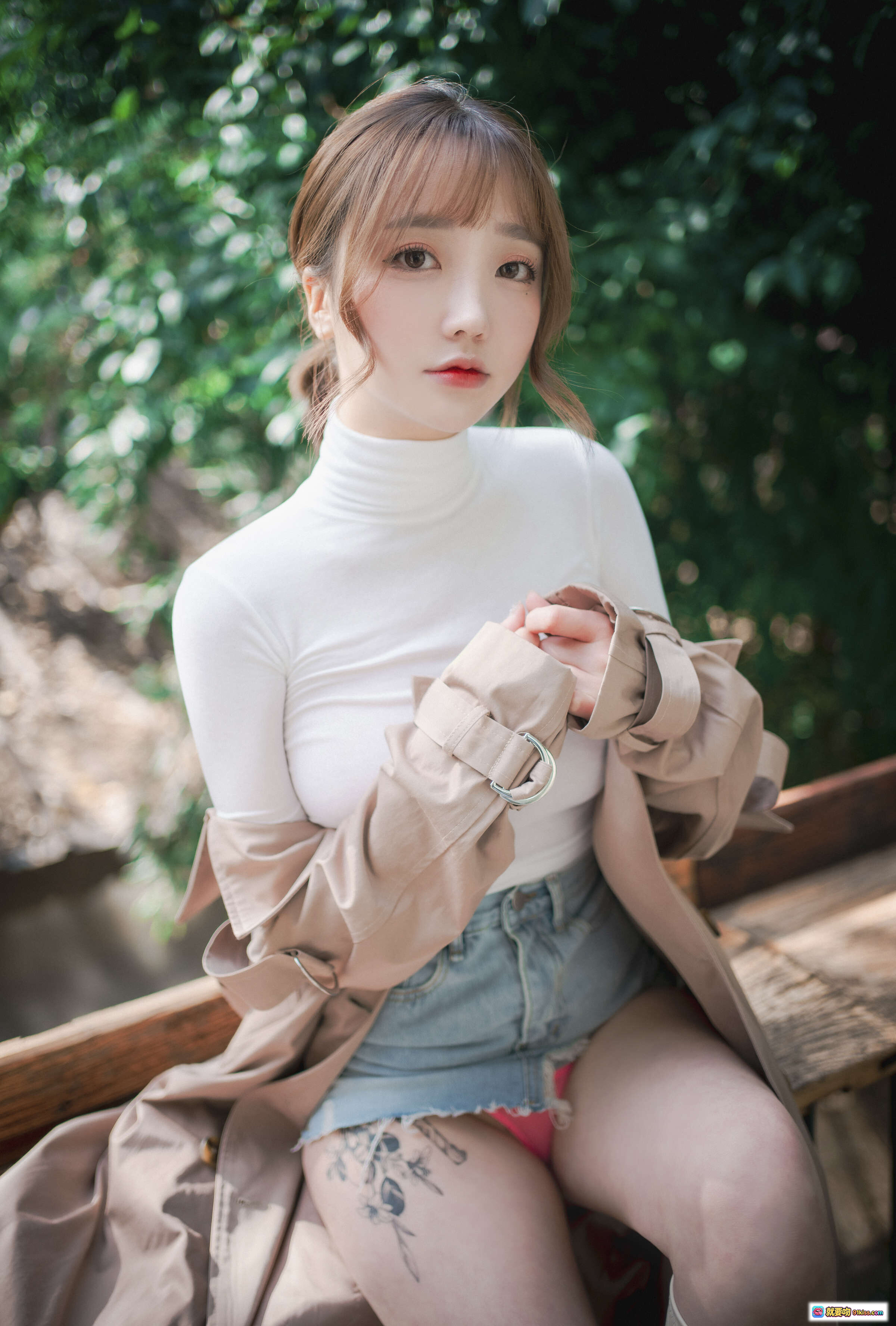 图片[7] - 孫樂樂NO.045 DJAWA私密寫真 150P高畫質戶外自然風 白高領+卡其風衣+牛仔短褲 美腿紋身特寫 柔光綠意背景 - 就要吻