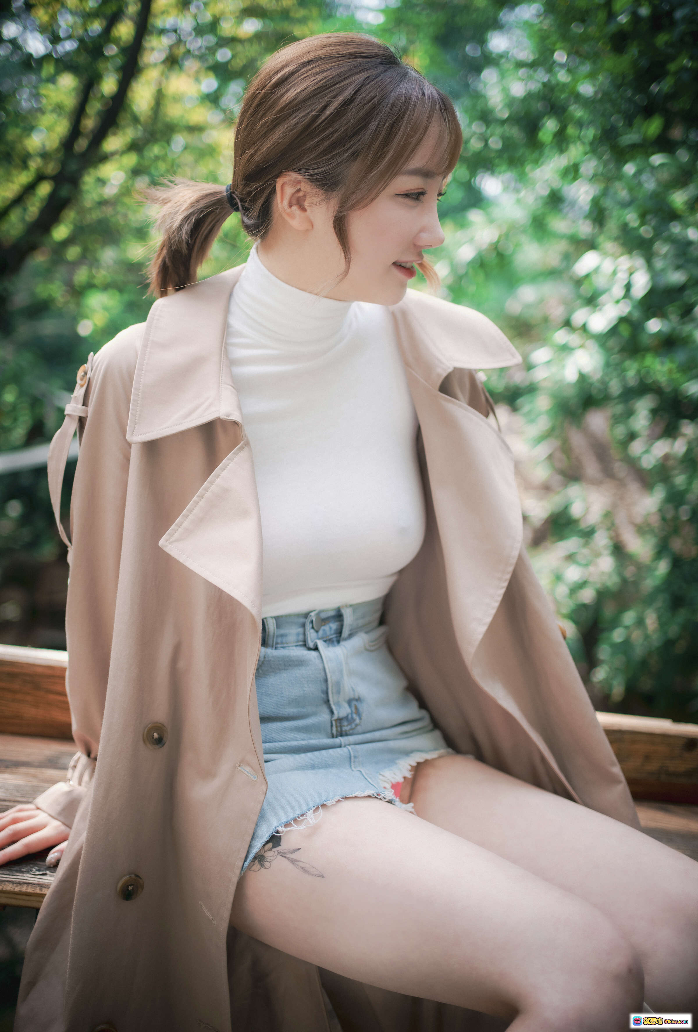 图片[2] - 孫樂樂NO.045 DJAWA私密寫真 150P高畫質戶外自然風 白高領+卡其風衣+牛仔短褲 美腿紋身特寫 柔光綠意背景 - 就要吻