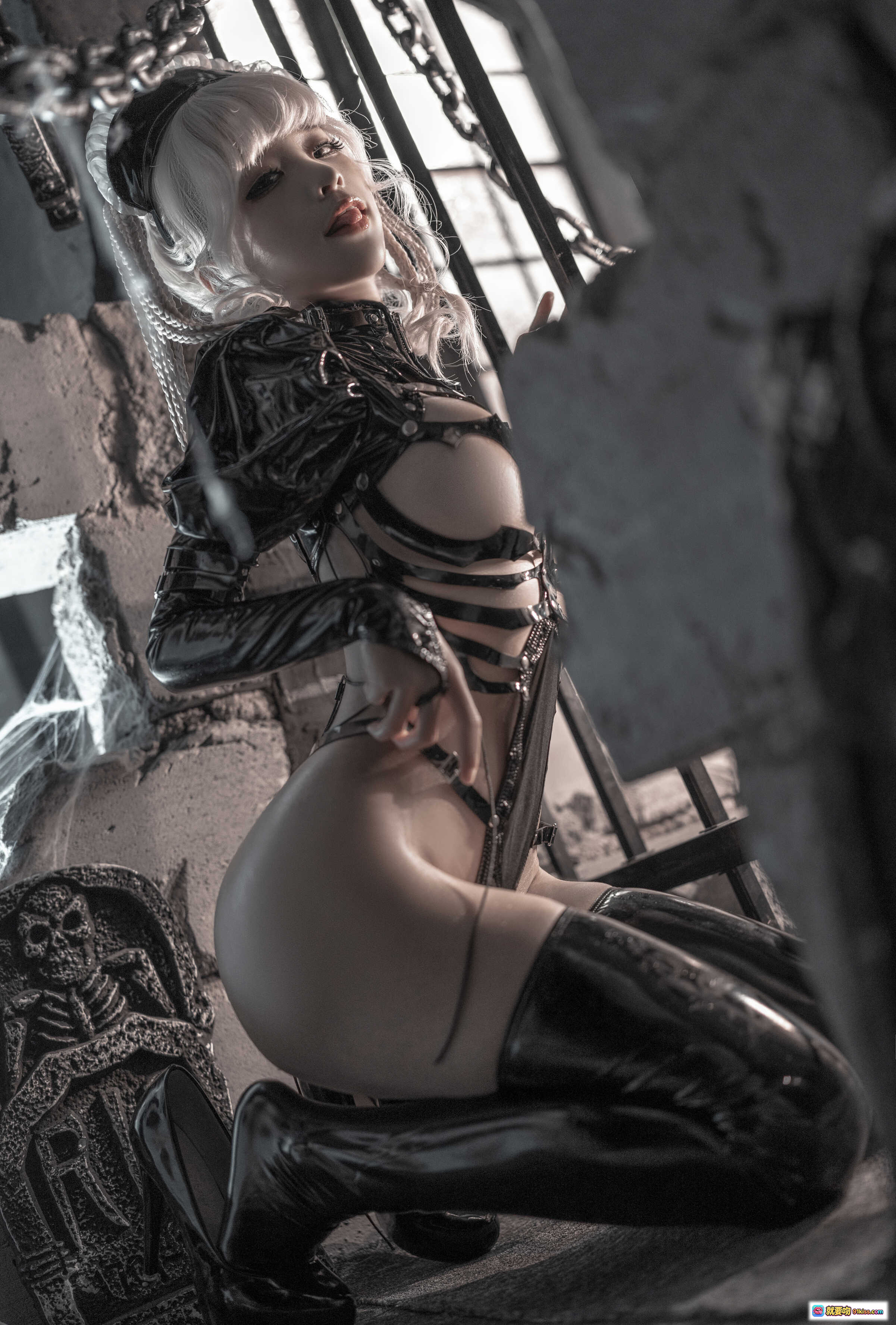 图片[9] - 蠢沫沫NO.151生日福利写真｜黑兔女郎cos｜蕾丝紧身衣｜高筒靴｜哥特风场景｜花瓣地毯｜华丽红椅｜25P高清图集 - 就要吻