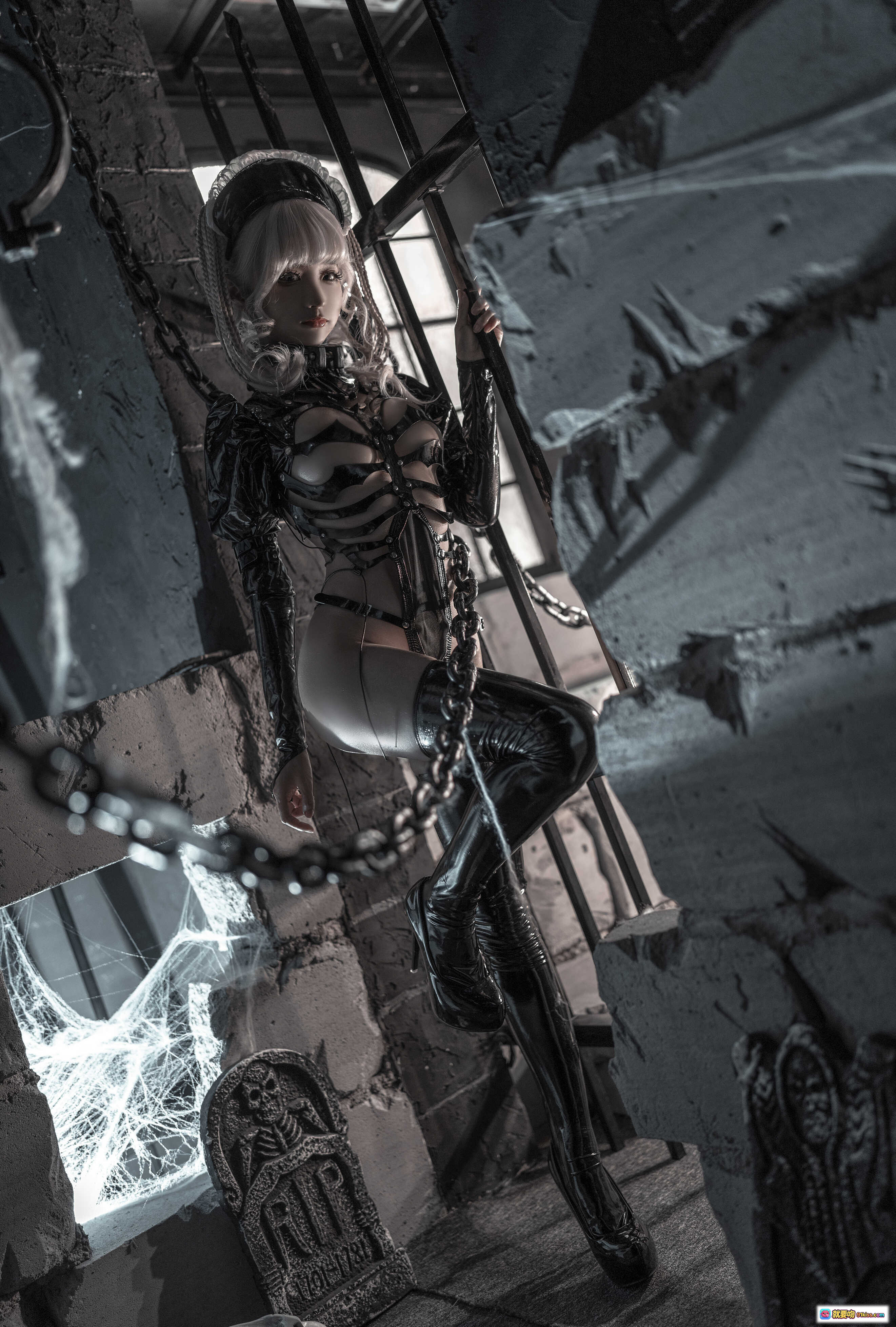 图片[5] - 蠢沫沫NO.151生日福利写真｜黑兔女郎cos｜蕾丝紧身衣｜高筒靴｜哥特风场景｜花瓣地毯｜华丽红椅｜25P高清图集 - 就要吻