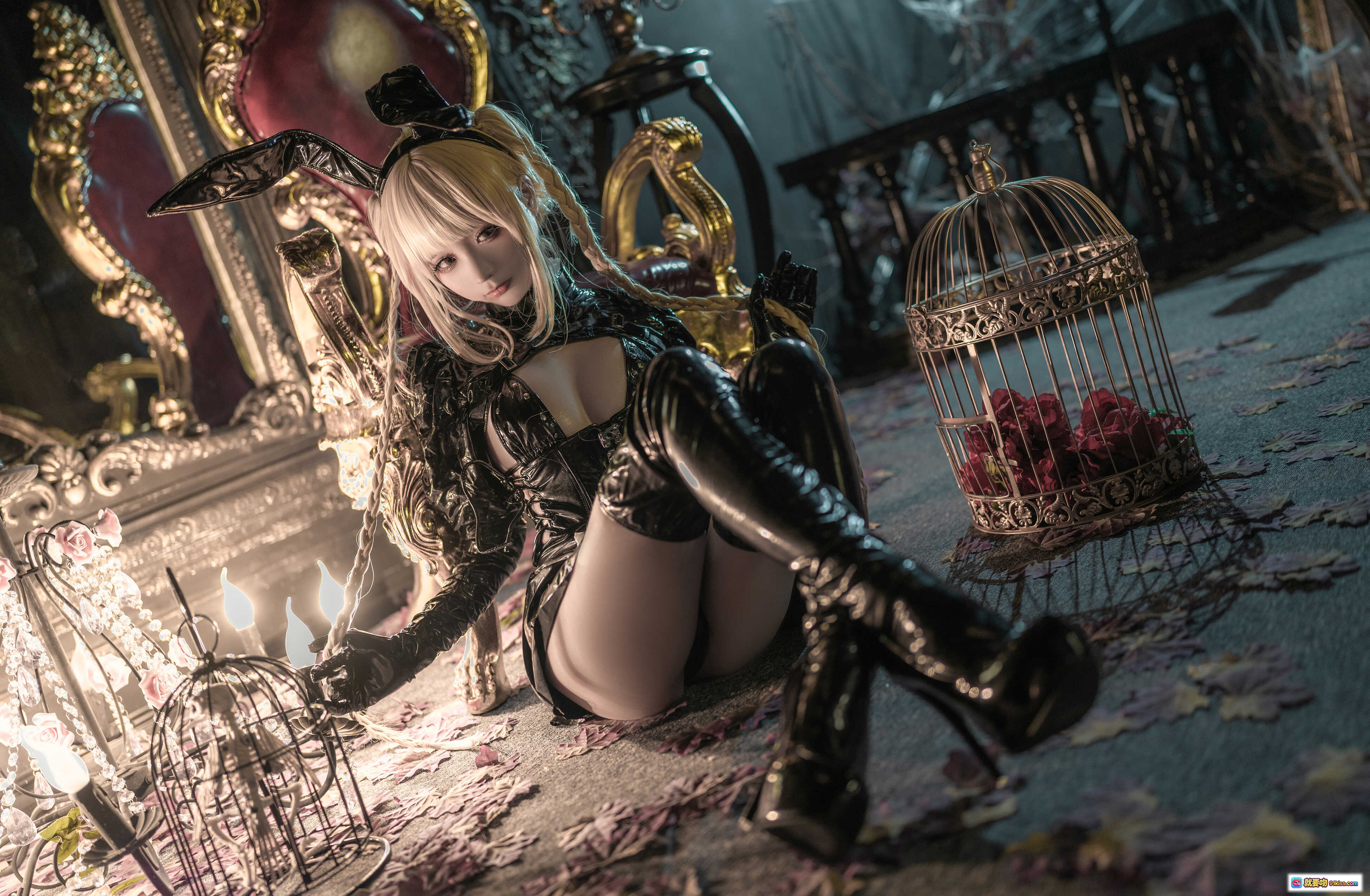 图片[2] - 蠢沫沫NO.151生日福利写真｜黑兔女郎cos｜蕾丝紧身衣｜高筒靴｜哥特风场景｜花瓣地毯｜华丽红椅｜25P高清图集 - 就要吻