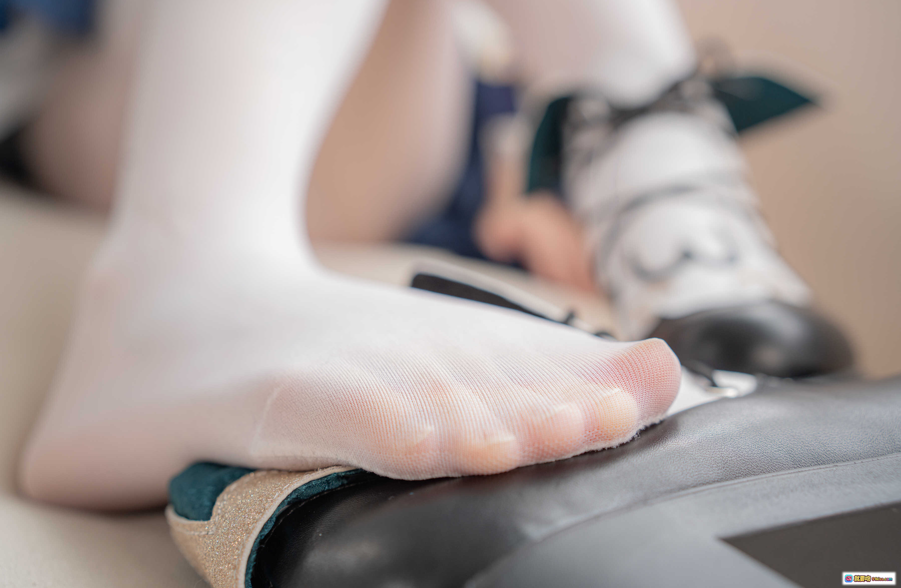 图片[7] - 萌妹Sayako 001 バーバラ原神 cosplay 白丝美腿 黑白厚底鞋 精致蕾丝细节 高清写真集 105P - 就要吻