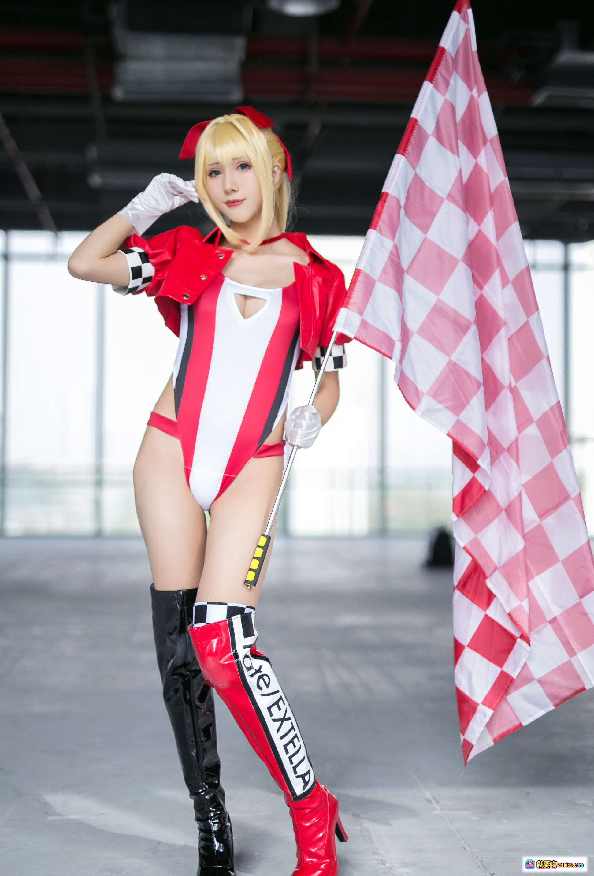 图片[9] - 雅祈 Nero Claudius 赛车女王 Cosplay | 红白格旗 + 高跟长靴 + 性感赛车服 | 49P 精选写真 - 就要吻