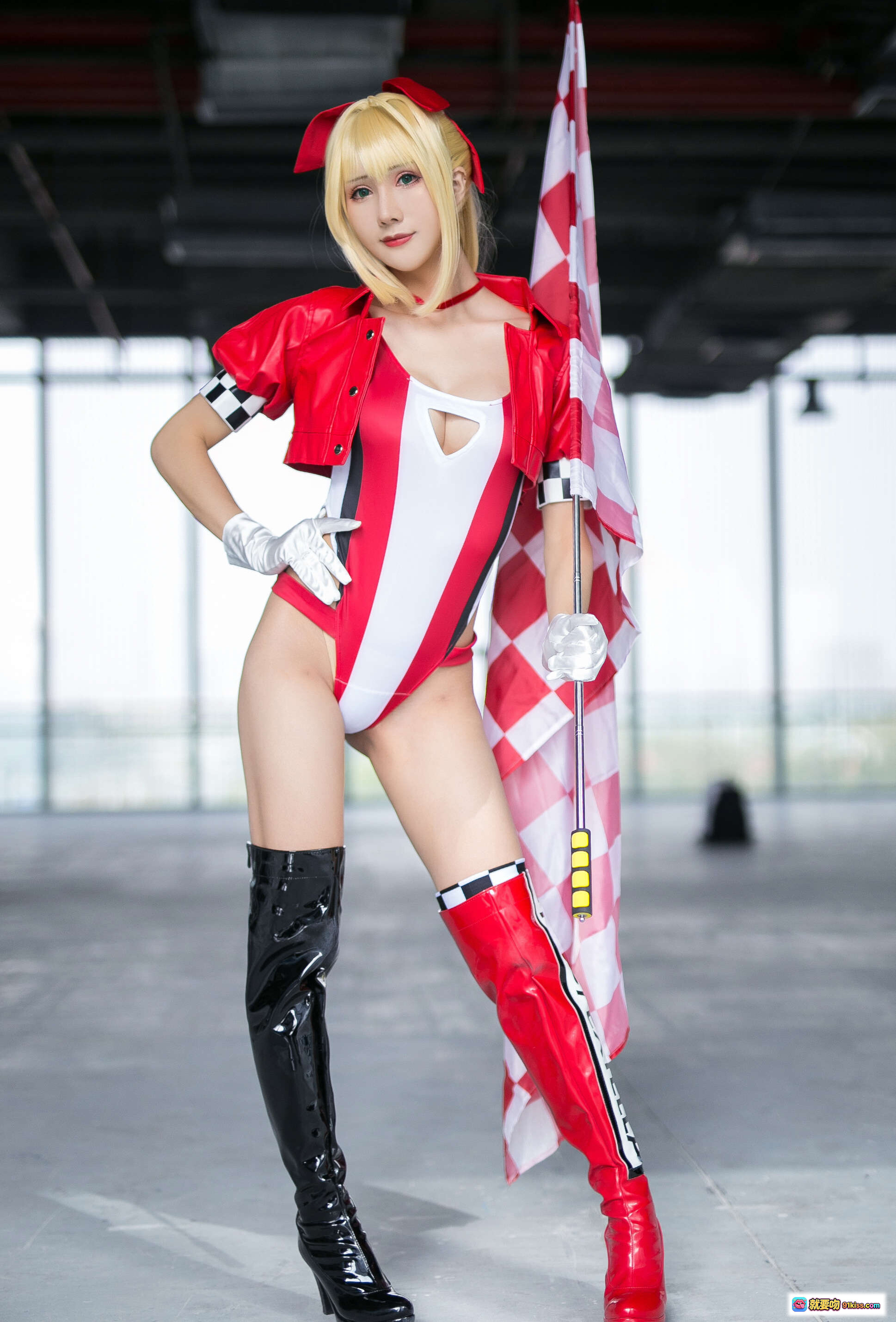 图片[8] - 雅祈 Nero Claudius 赛车女王 Cosplay | 红白格旗 + 高跟长靴 + 性感赛车服 | 49P 精选写真 - 就要吻