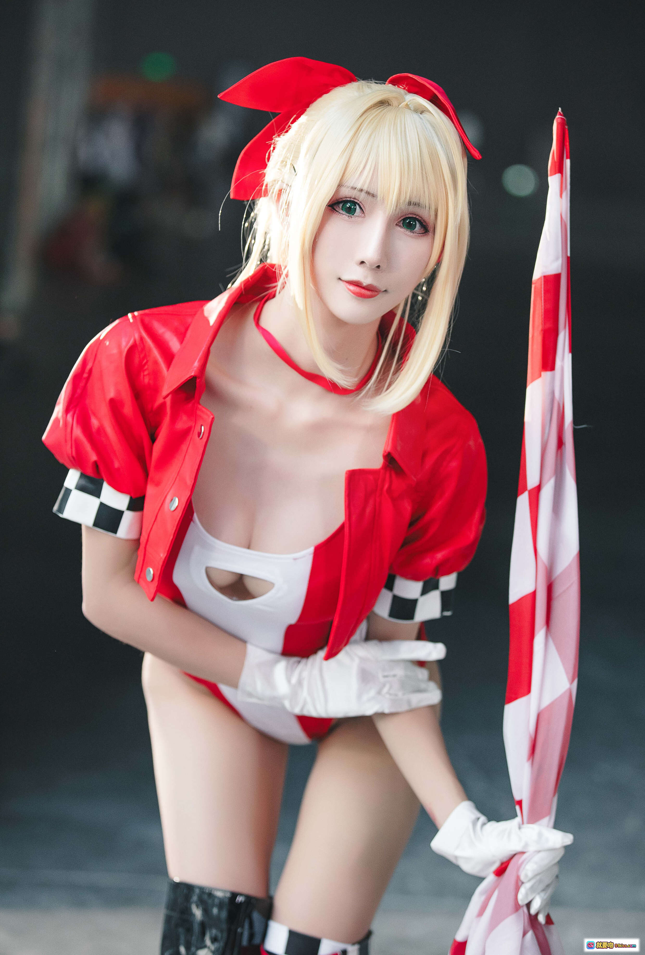 图片[5] - 雅祈 Nero Claudius 赛车女王 Cosplay | 红白格旗 + 高跟长靴 + 性感赛车服 | 49P 精选写真 - 就要吻