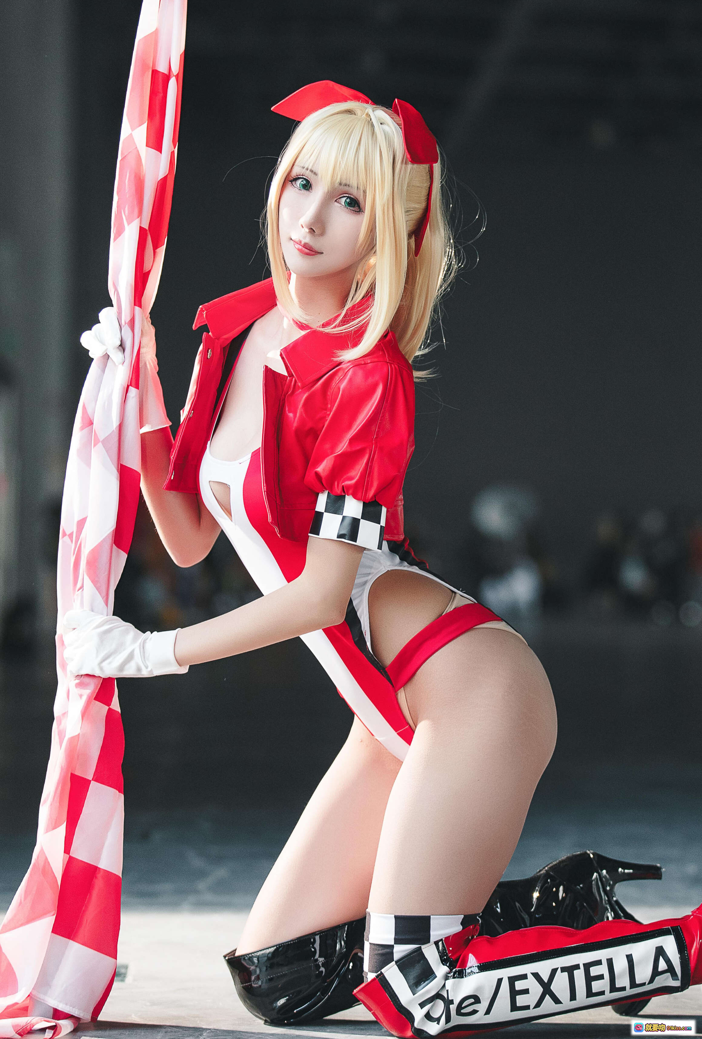 图片[2] - 雅祈 Nero Claudius 赛车女王 Cosplay | 红白格旗 + 高跟长靴 + 性感赛车服 | 49P 精选写真 - 就要吻