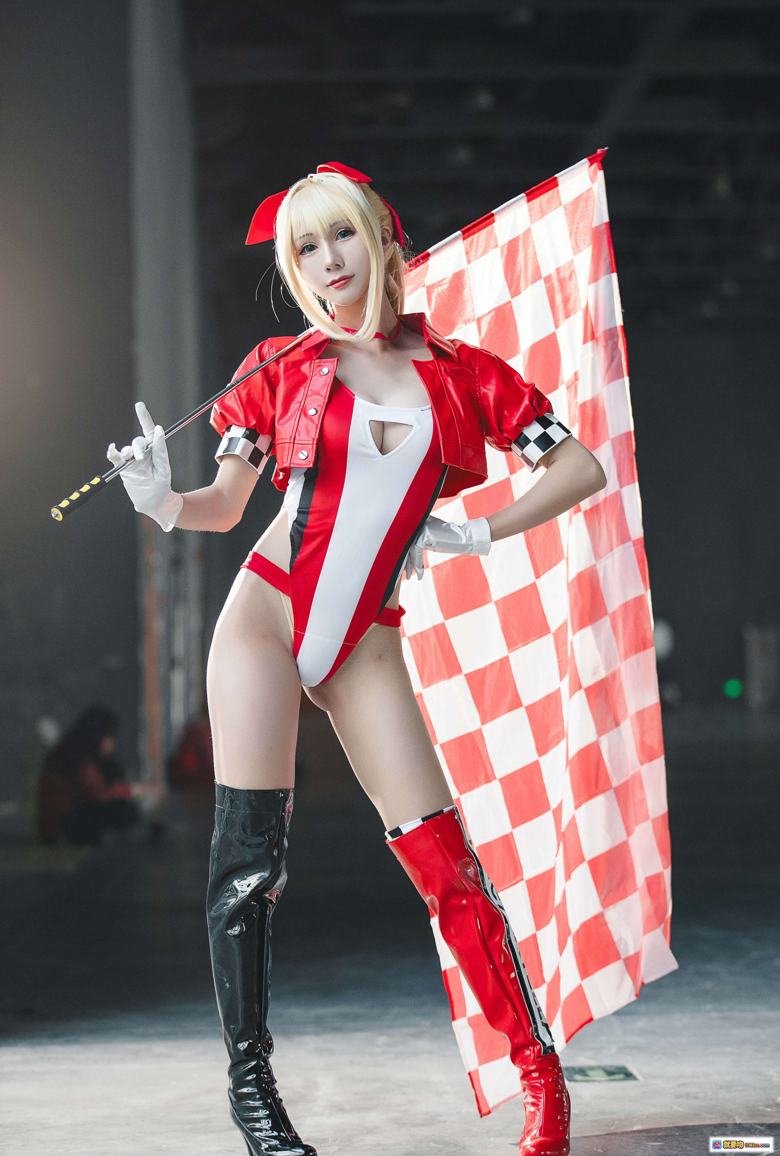图片[6] - 雅祈 Nero Claudius 赛车女王 Cosplay | 红白格旗 + 高跟长靴 + 性感赛车服 | 49P 精选写真 - 就要吻