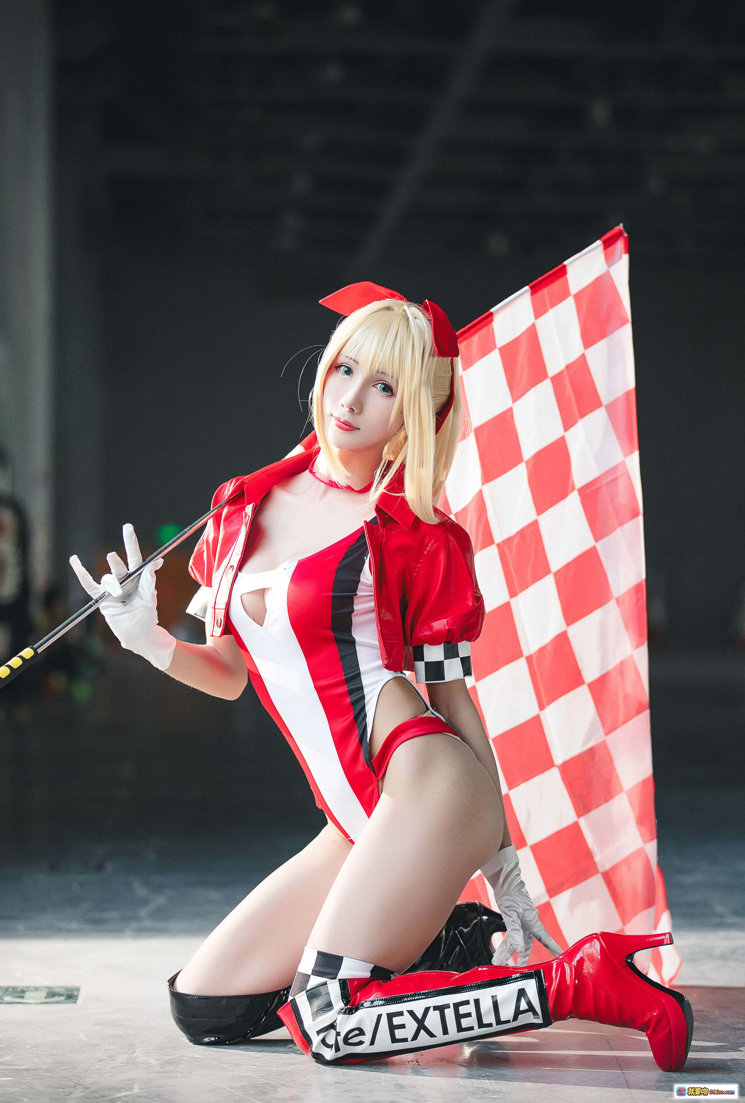 图片[7] - 雅祈 Nero Claudius 赛车女王 Cosplay | 红白格旗 + 高跟长靴 + 性感赛车服 | 49P 精选写真 - 就要吻