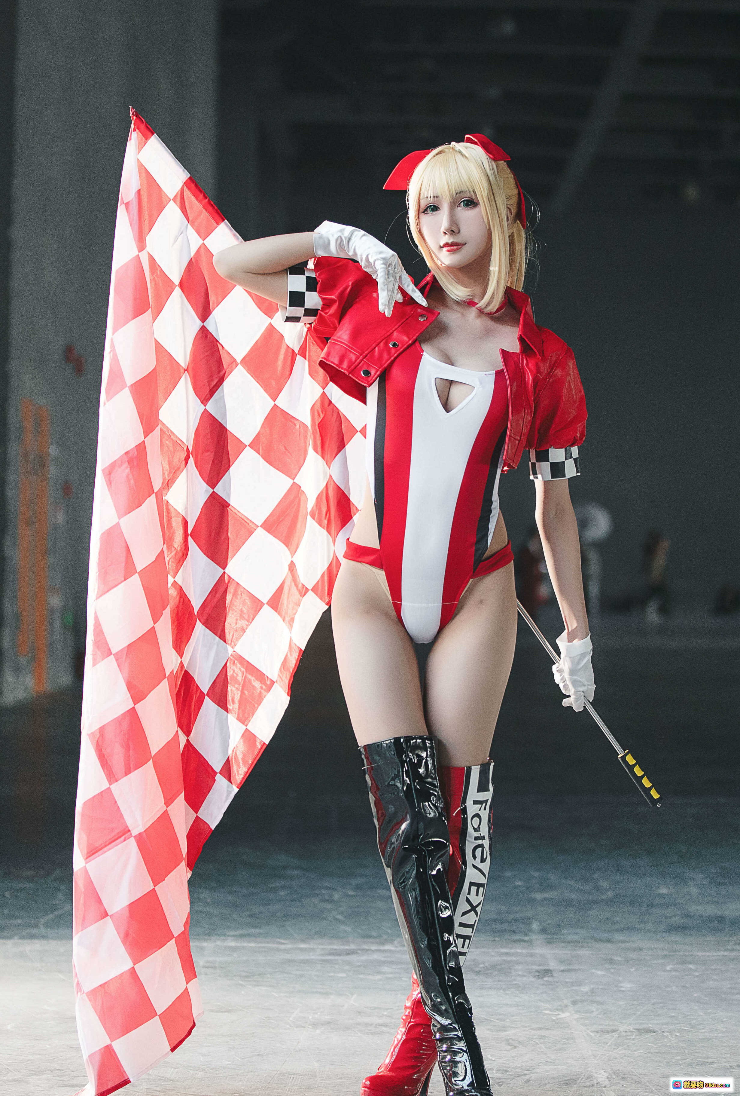 图片[3] - 雅祈 Nero Claudius 赛车女王 Cosplay | 红白格旗 + 高跟长靴 + 性感赛车服 | 49P 精选写真 - 就要吻