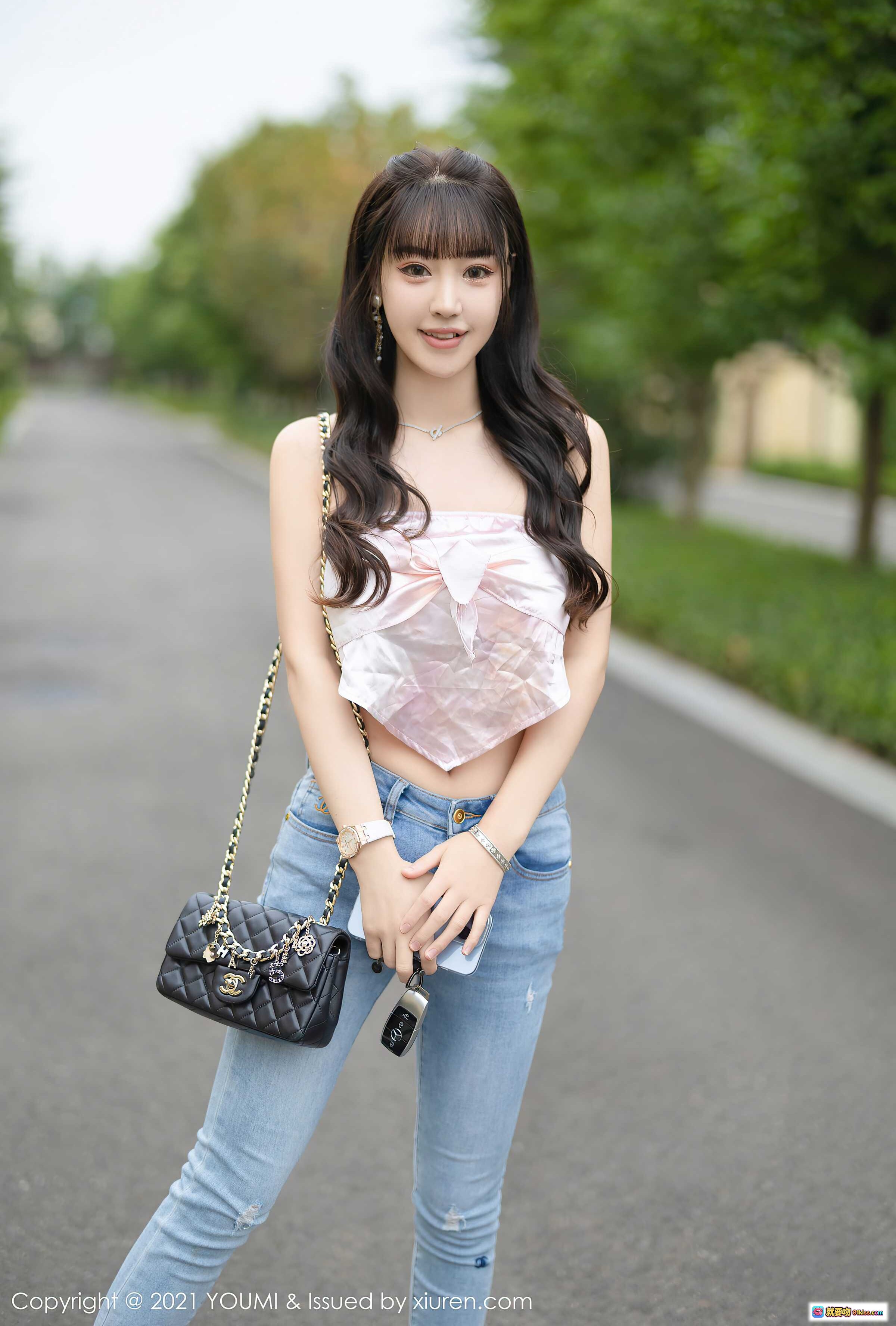 图片[5] - 朱可儿Flora成都旅拍写真 | 粉色抹胸上衣+破洞牛仔裤+白色运动鞋 | YouMi尤蜜荟VOL.725高颜值街拍美图 - 就要吻
