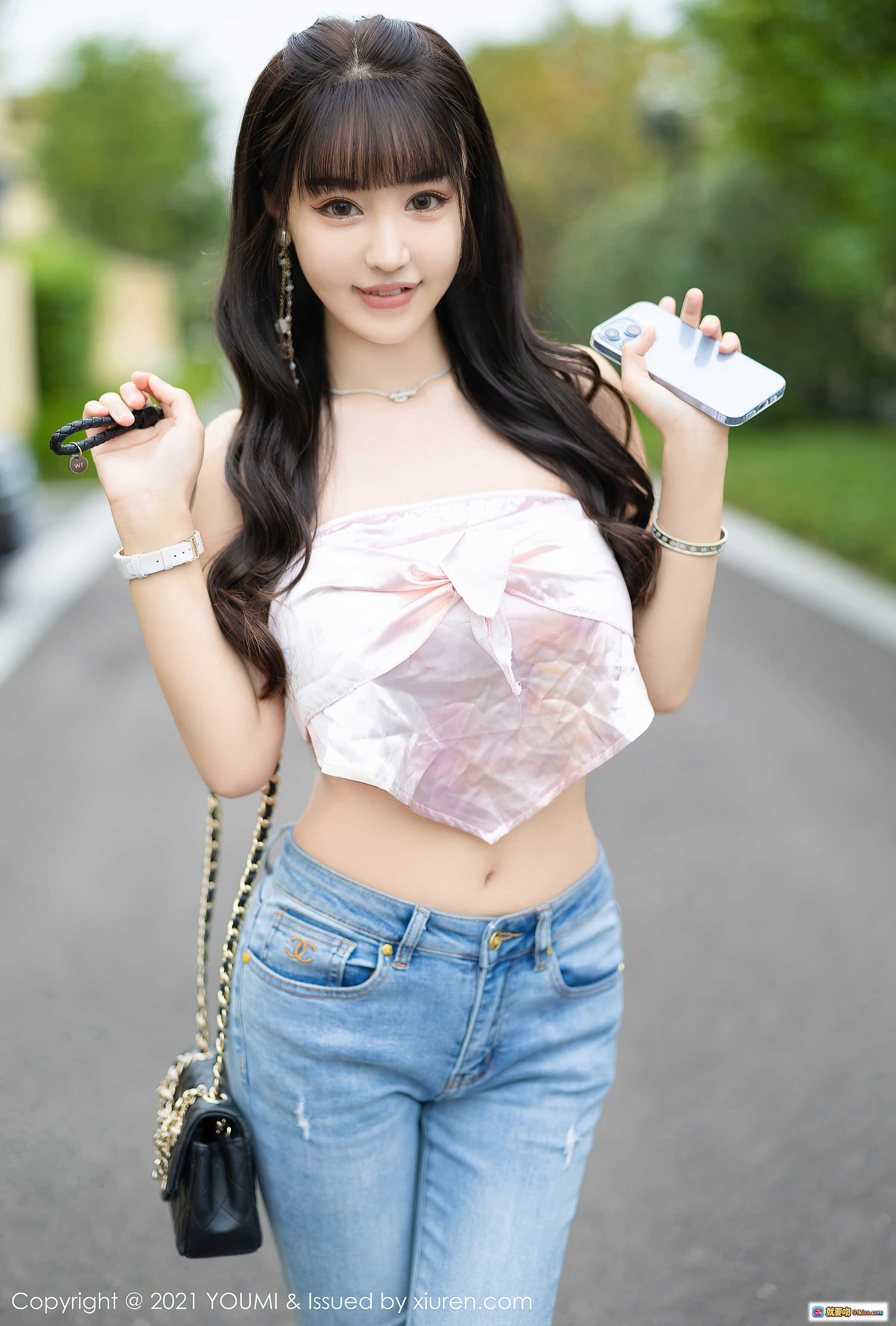 图片[6] - 朱可儿Flora成都旅拍写真 | 粉色抹胸上衣+破洞牛仔裤+白色运动鞋 | YouMi尤蜜荟VOL.725高颜值街拍美图 - 就要吻