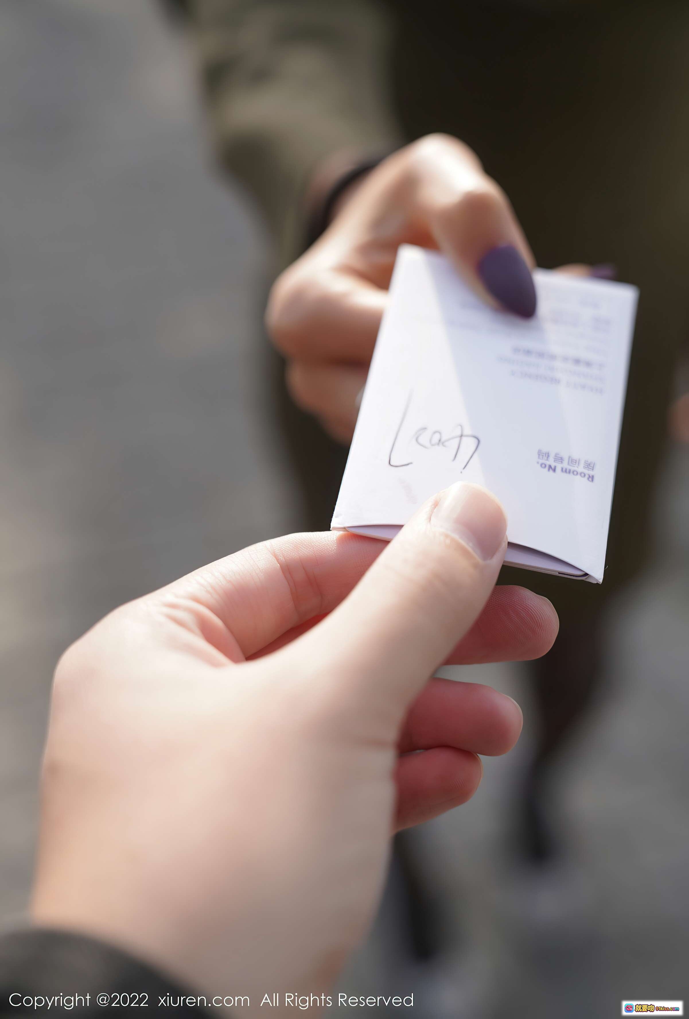 图片[8] - 蓝夏Akasha御姐风外拍写真 | 橄榄绿修身套装街拍 | 优雅侧颜都市风情 | XiuRen秀人网2022精选 - 就要吻