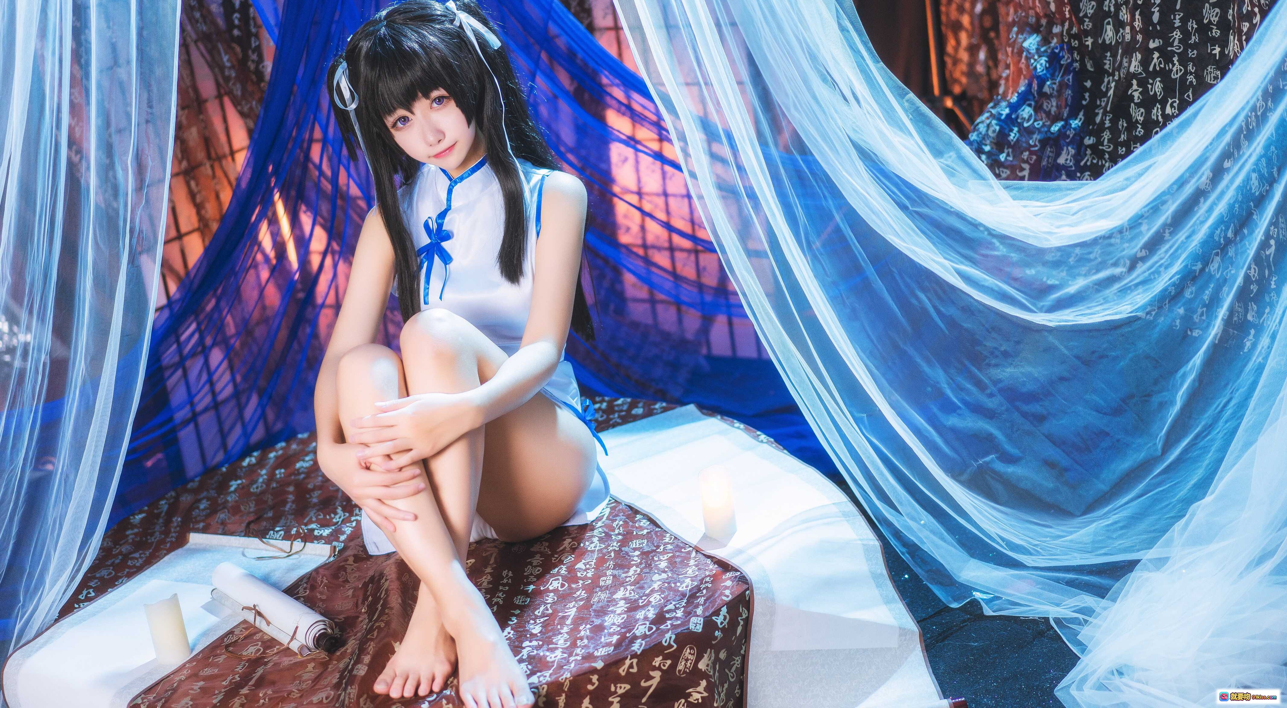 图片[1] - Momoko葵葵 NO.006 铃白 Cosplay写真 21P 蓝白旗袍少女 床榻纱幔唯美场景 二次元角色扮演 精致妆容黑发双马尾 东方古典风摄影 - 就要吻