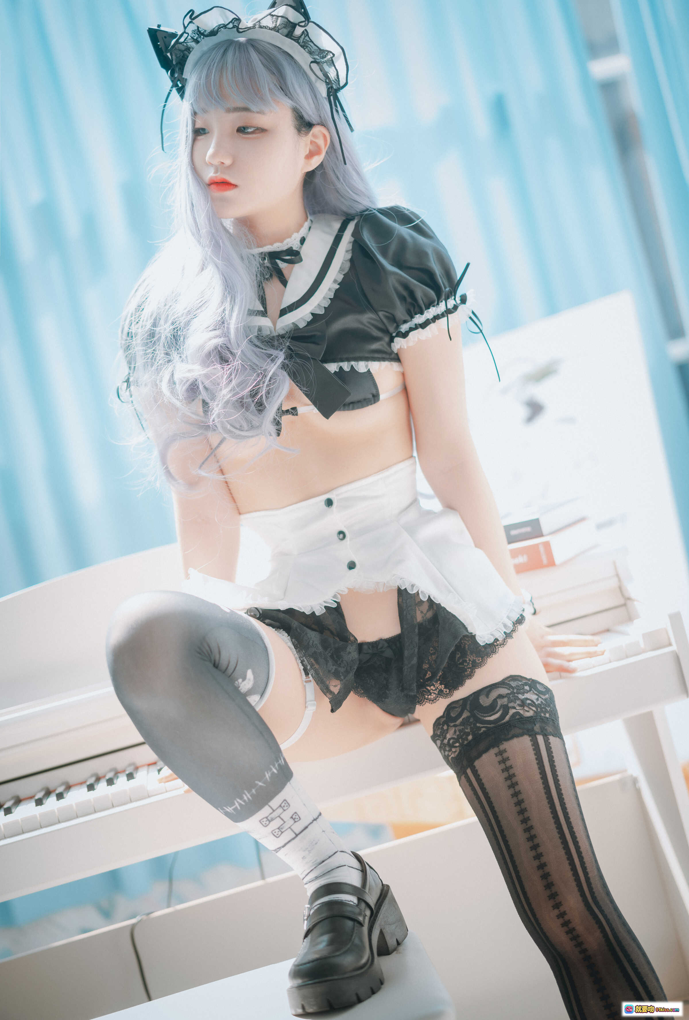 图片[5] - Jenny NO.031 DJAWA Maid Mansion No2 201P 白发女仆装黑蕾丝短裙美臀写真 室内钢琴旁坐姿诱惑摄影 - 就要吻