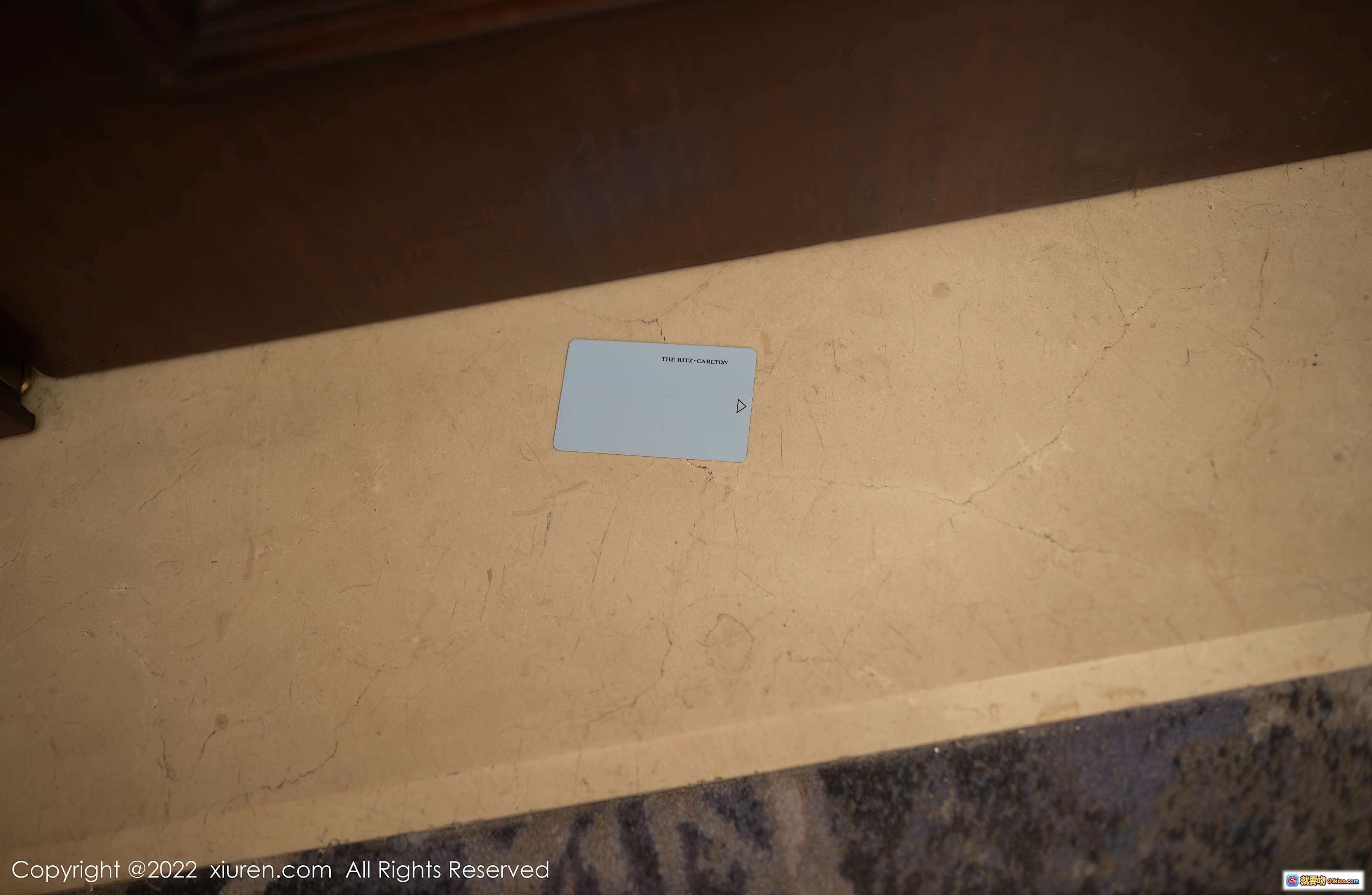 图片[5] - 抖娘利世黑丝美腿写真 | XiuRen秀人网2022.01.06 NO.4430 | 高跟鞋职场风拉杆箱优雅背影 - 就要吻