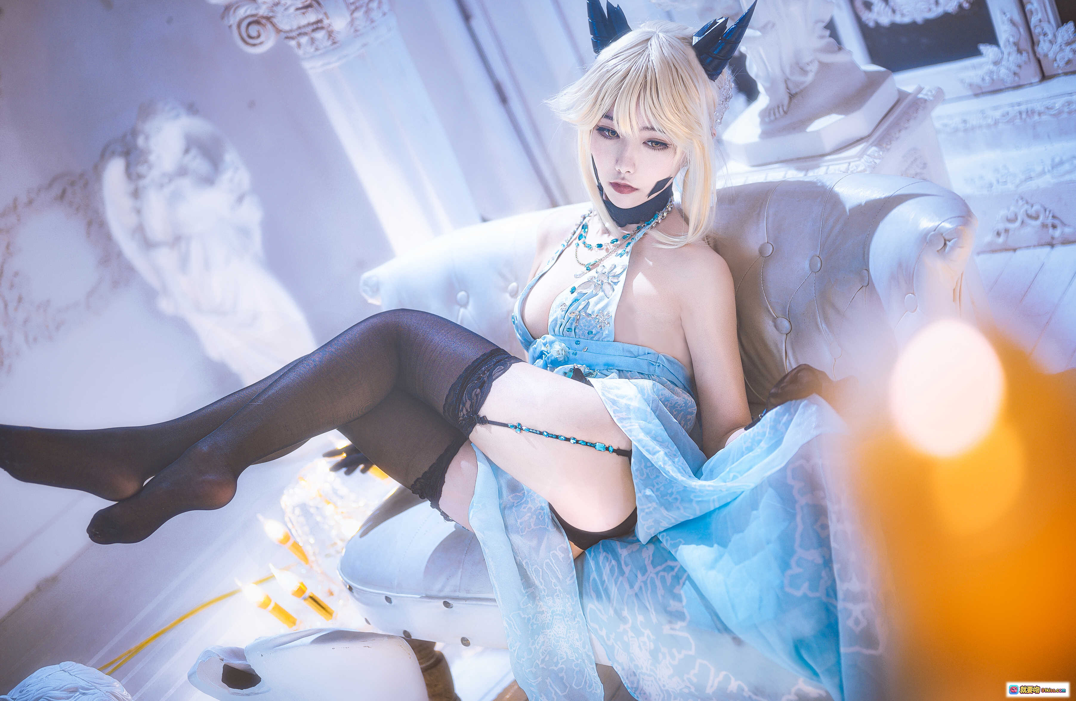 图片[10] - Momoko葵葵NO.011黑枪呆礼服cos写真 优雅蓝白系造型 黑丝美腿 角饰精致妆容 白色宫廷风场景 20P高清图集 - 就要吻