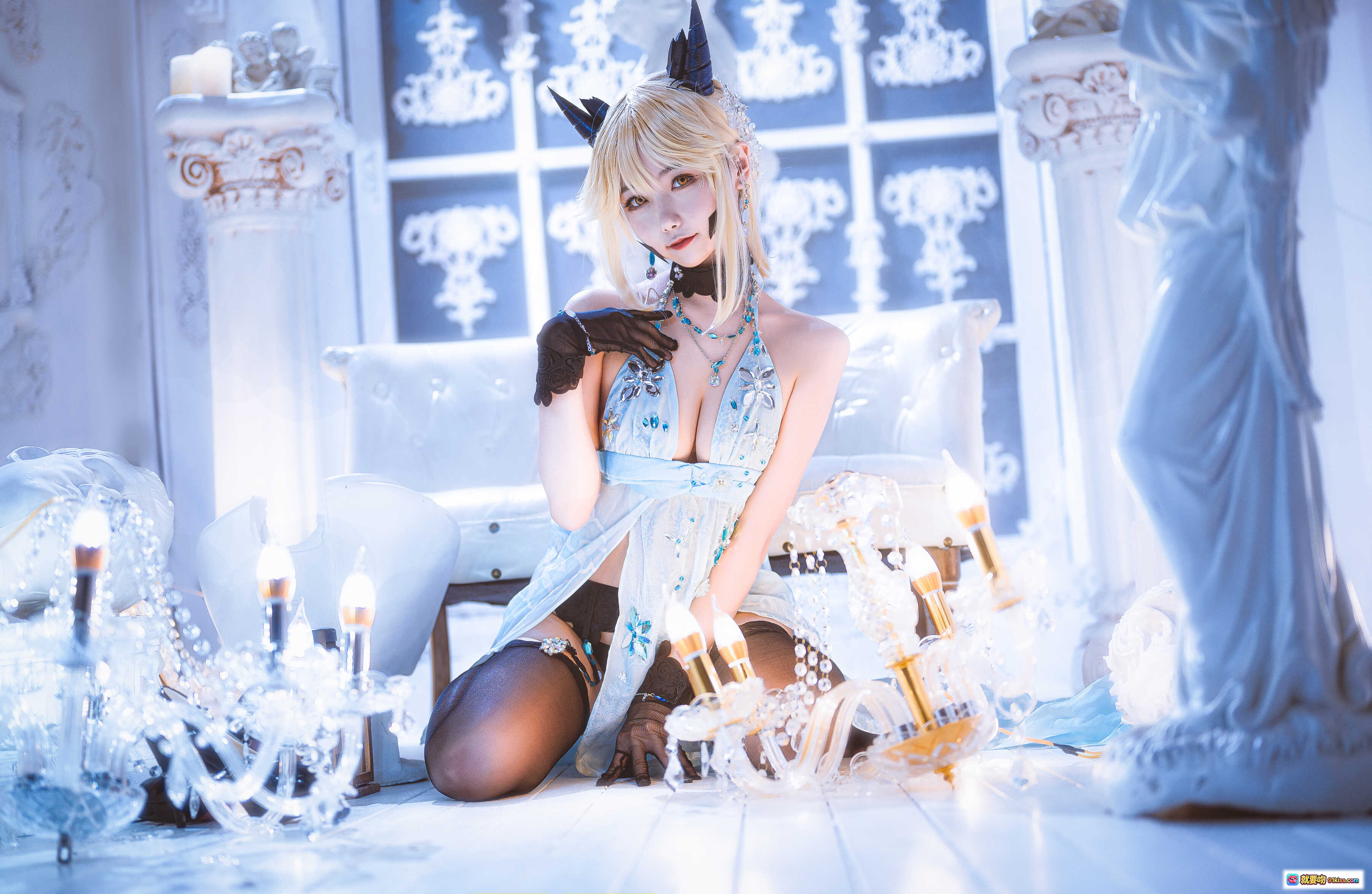 图片[9] - Momoko葵葵NO.011黑枪呆礼服cos写真 优雅蓝白系造型 黑丝美腿 角饰精致妆容 白色宫廷风场景 20P高清图集 - 就要吻