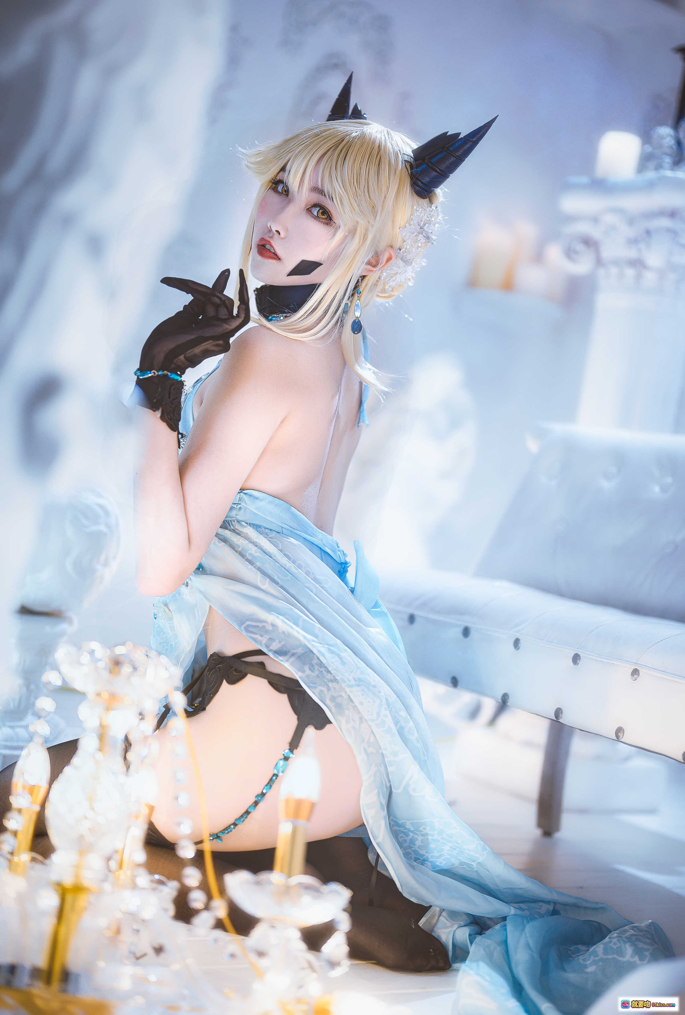 图片[8] - Momoko葵葵NO.011黑枪呆礼服cos写真 优雅蓝白系造型 黑丝美腿 角饰精致妆容 白色宫廷风场景 20P高清图集 - 就要吻