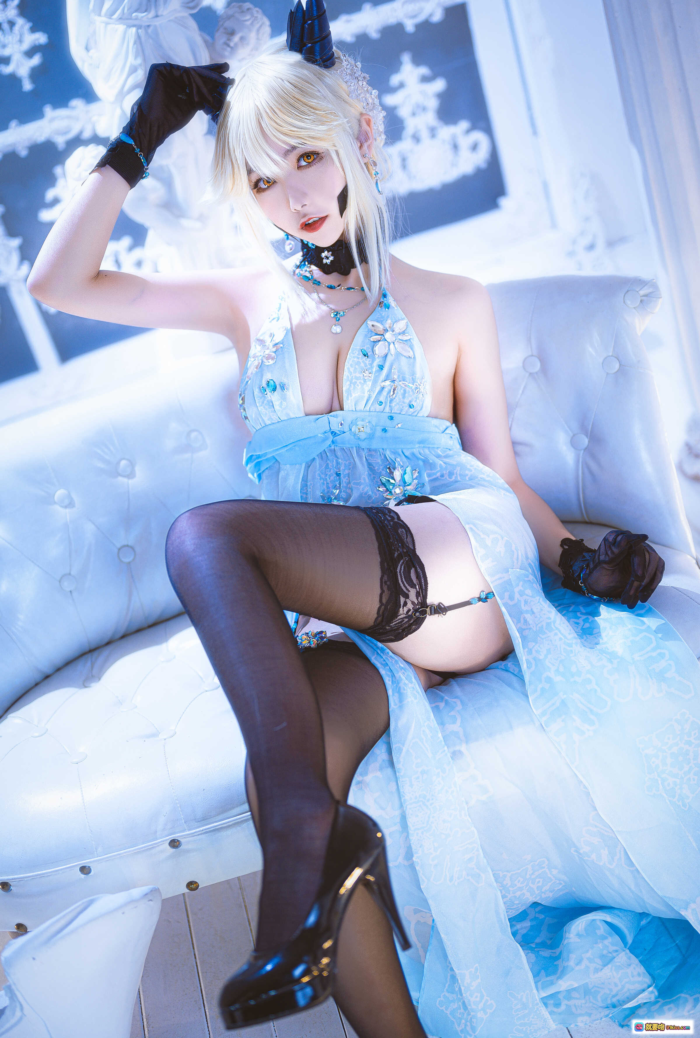 图片[6] - Momoko葵葵NO.011黑枪呆礼服cos写真 优雅蓝白系造型 黑丝美腿 角饰精致妆容 白色宫廷风场景 20P高清图集 - 就要吻