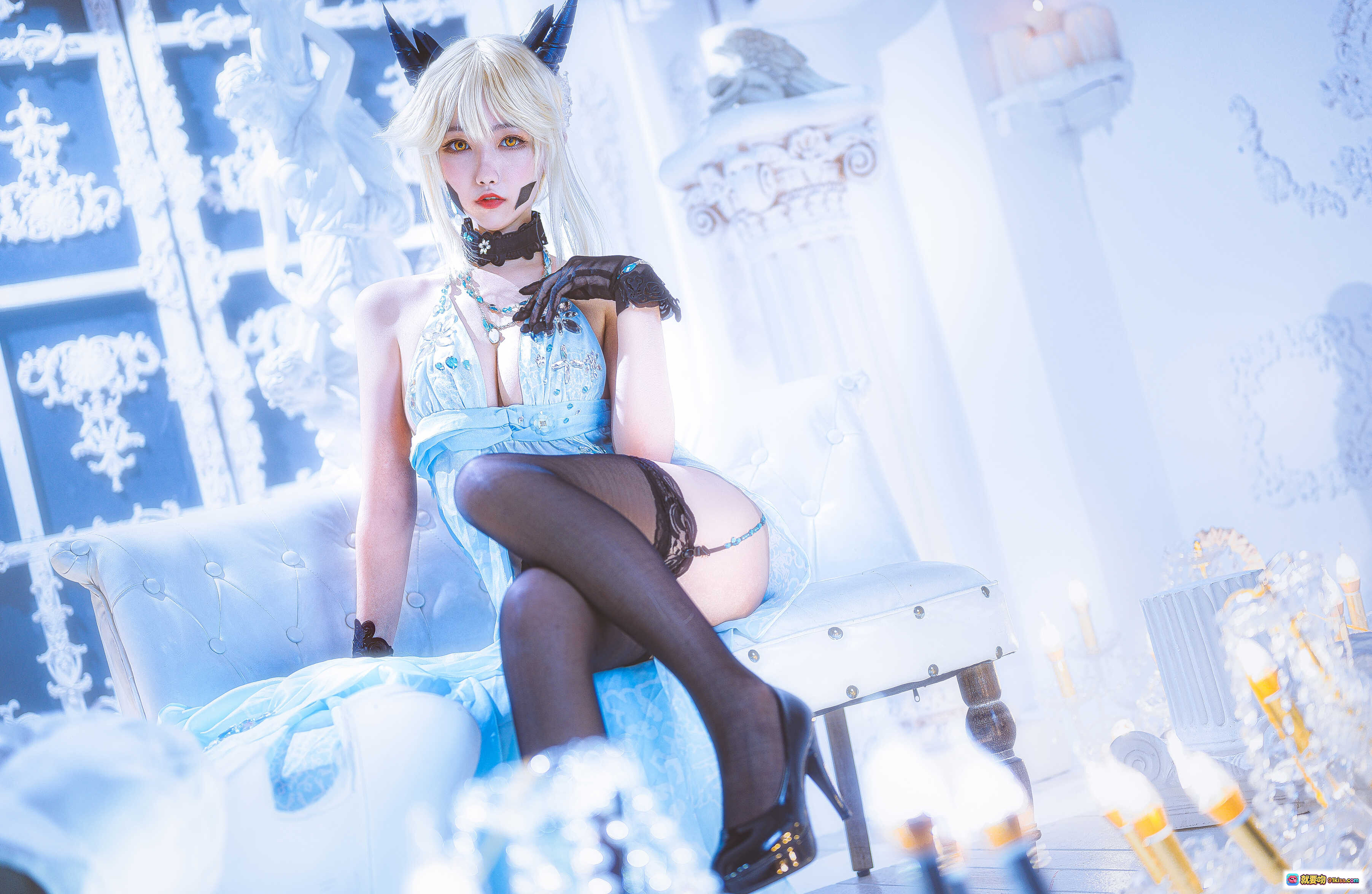 图片[5] - Momoko葵葵NO.011黑枪呆礼服cos写真 优雅蓝白系造型 黑丝美腿 角饰精致妆容 白色宫廷风场景 20P高清图集 - 就要吻