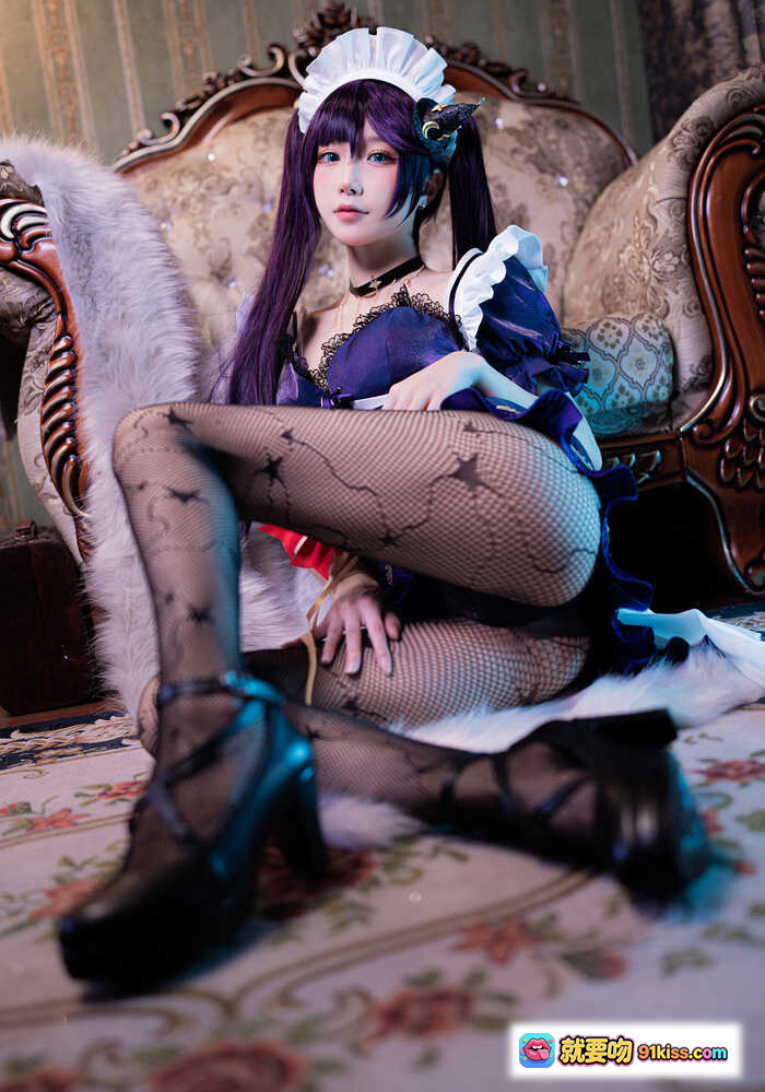 图片[1] - 阿包兔娘NO.041莫娜女仆cos写真｜紫色长发+蕾丝女仆装+网袜高跟+复古沙发场景 - 就要吻