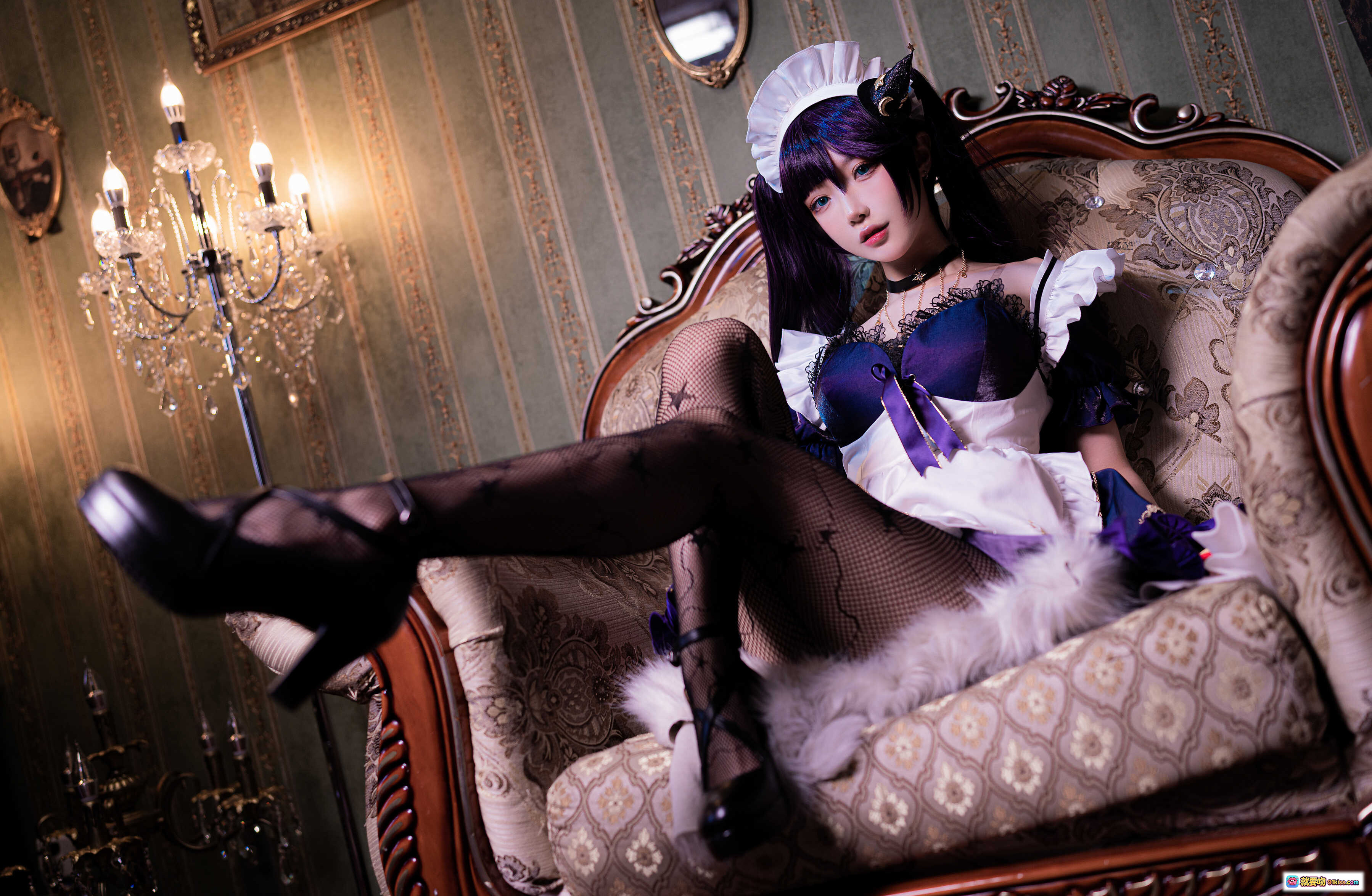 图片[6] - 阿包兔娘NO.041莫娜女仆cos写真｜紫色长发+蕾丝女仆装+网袜高跟+复古沙发场景 - 就要吻