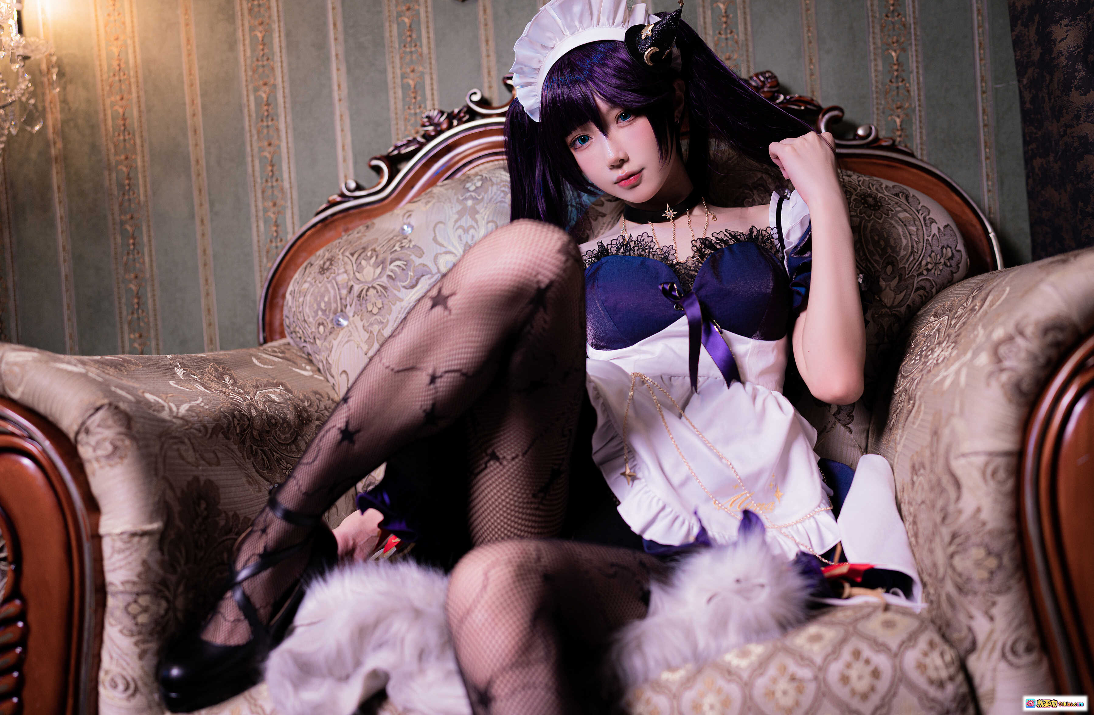 图片[5] - 阿包兔娘NO.041莫娜女仆cos写真｜紫色长发+蕾丝女仆装+网袜高跟+复古沙发场景 - 就要吻