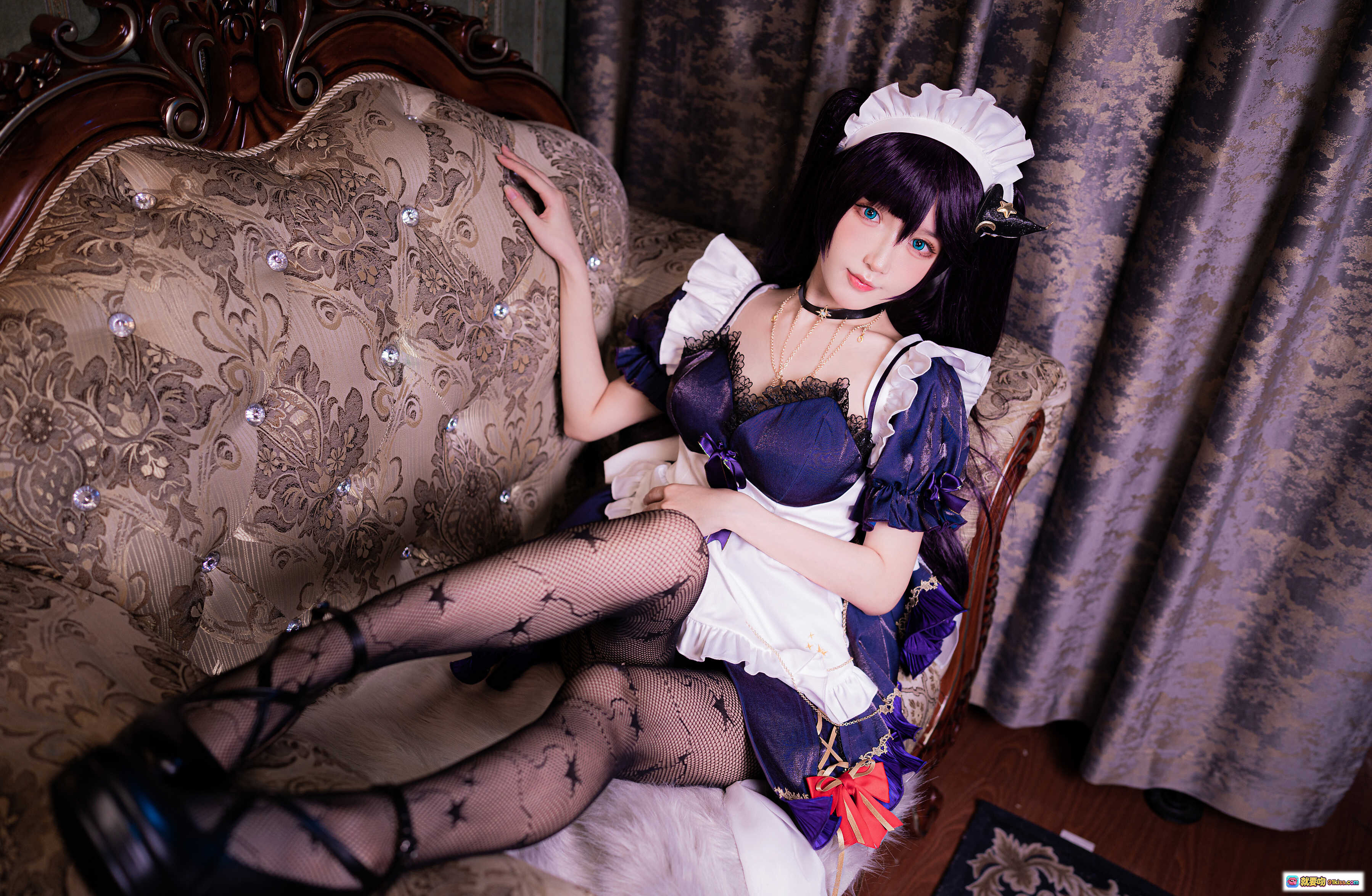 图片[8] - 阿包兔娘NO.041莫娜女仆cos写真｜紫色长发+蕾丝女仆装+网袜高跟+复古沙发场景 - 就要吻