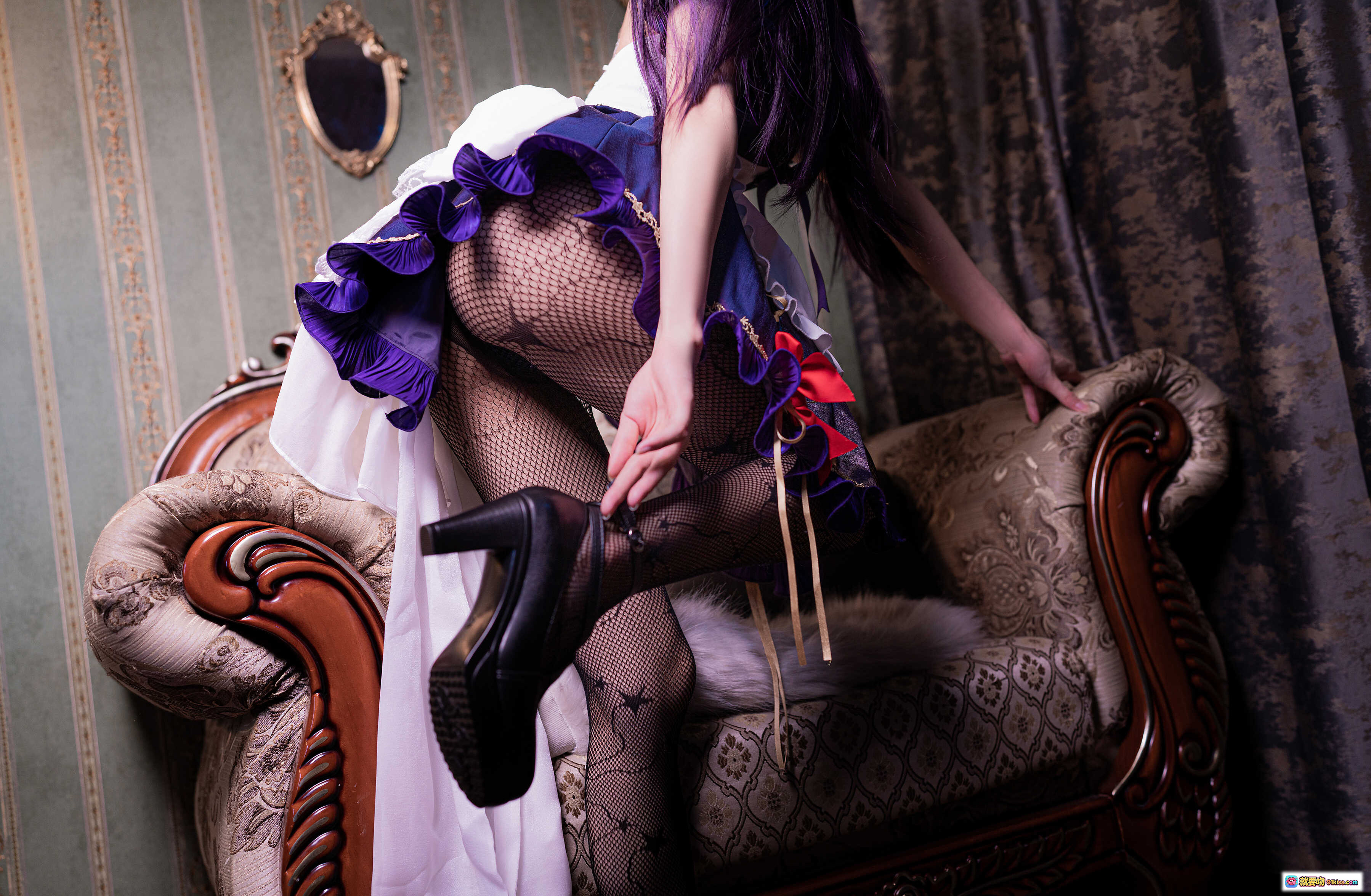 图片[10] - 阿包兔娘NO.041莫娜女仆cos写真｜紫色长发+蕾丝女仆装+网袜高跟+复古沙发场景 - 就要吻