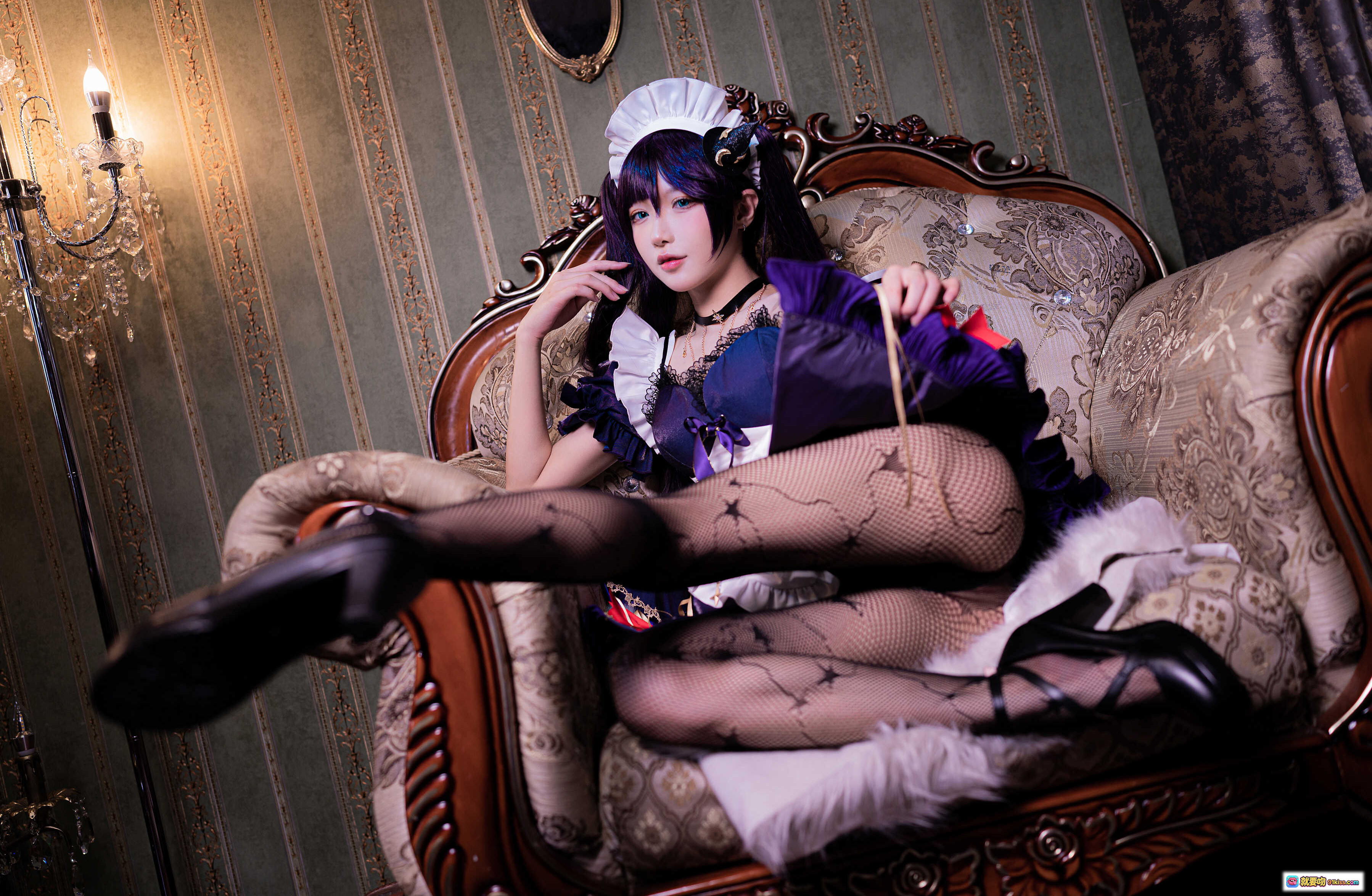 图片[7] - 阿包兔娘NO.041莫娜女仆cos写真｜紫色长发+蕾丝女仆装+网袜高跟+复古沙发场景 - 就要吻