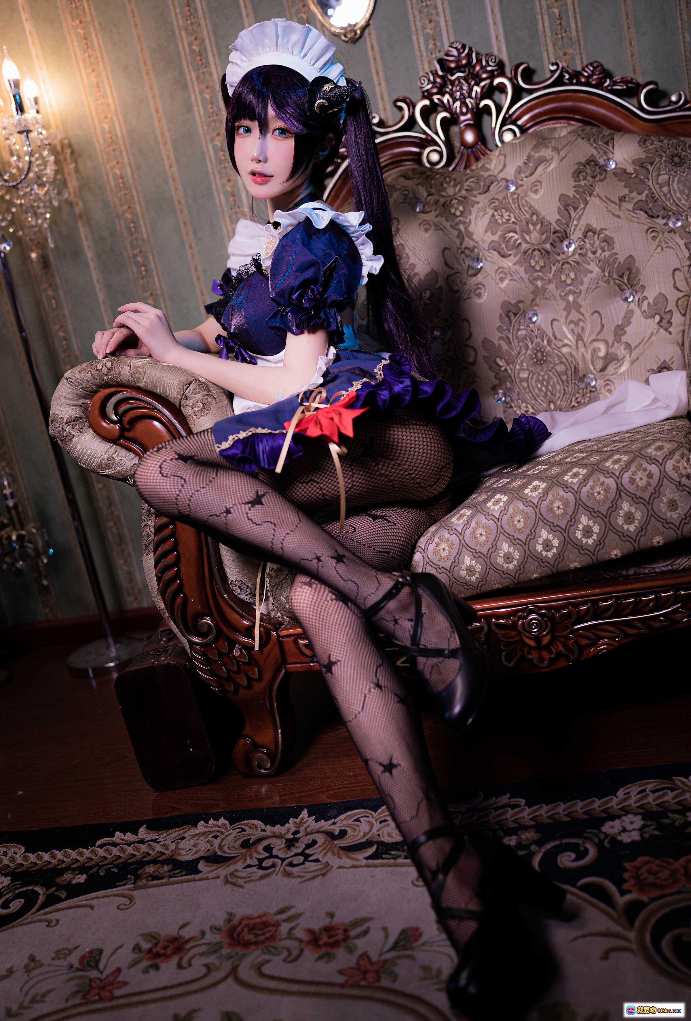 图片[4] - 阿包兔娘NO.041莫娜女仆cos写真｜紫色长发+蕾丝女仆装+网袜高跟+复古沙发场景 - 就要吻