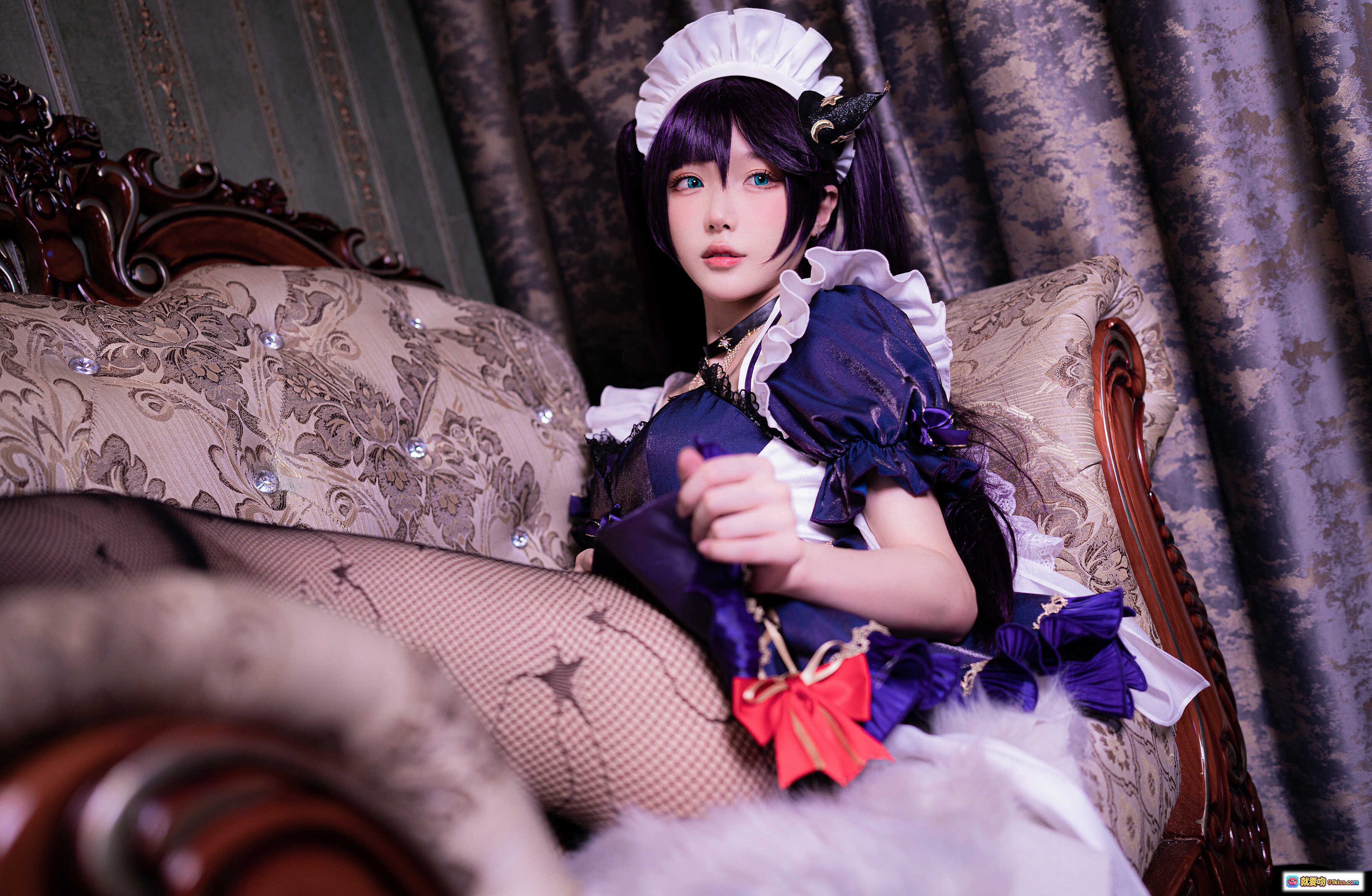图片[9] - 阿包兔娘NO.041莫娜女仆cos写真｜紫色长发+蕾丝女仆装+网袜高跟+复古沙发场景 - 就要吻