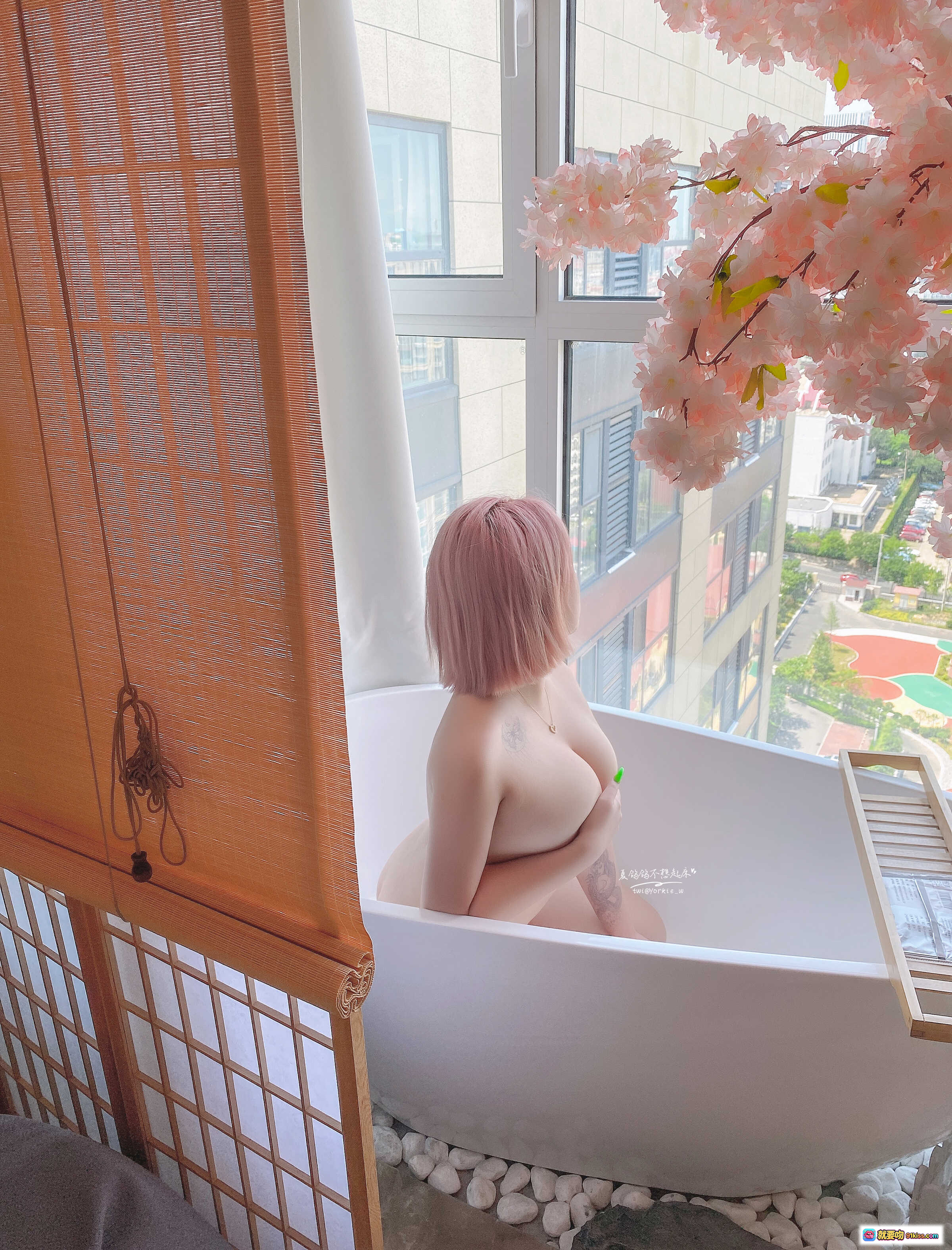 图片[4] - 夏鸽鸽不想起床NO.022浴缸写真｜花卉吊带+美腿纹身+日系木屐+鹅卵石浴缸场景 - 就要吻