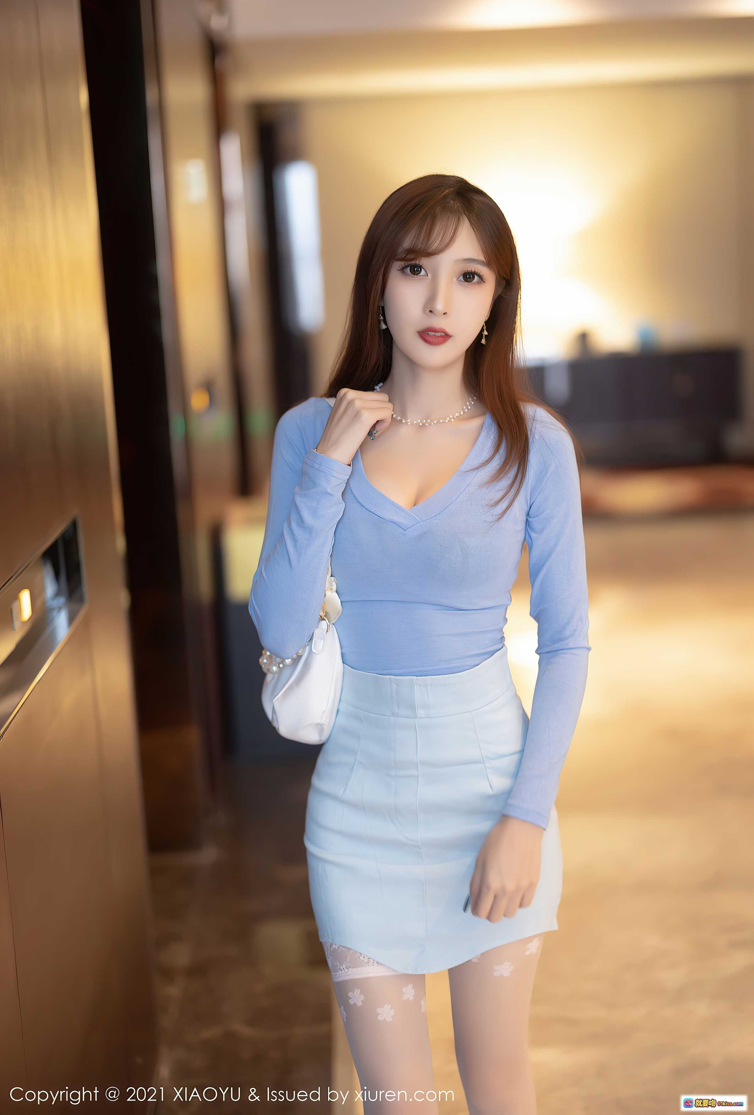 林星阑清纯美腿写真 | XiaoYu语画界VOL.686 | 蓝色V领上衣+短裙+蕾丝袜 | 2021年12月29日发布 - 就要吻