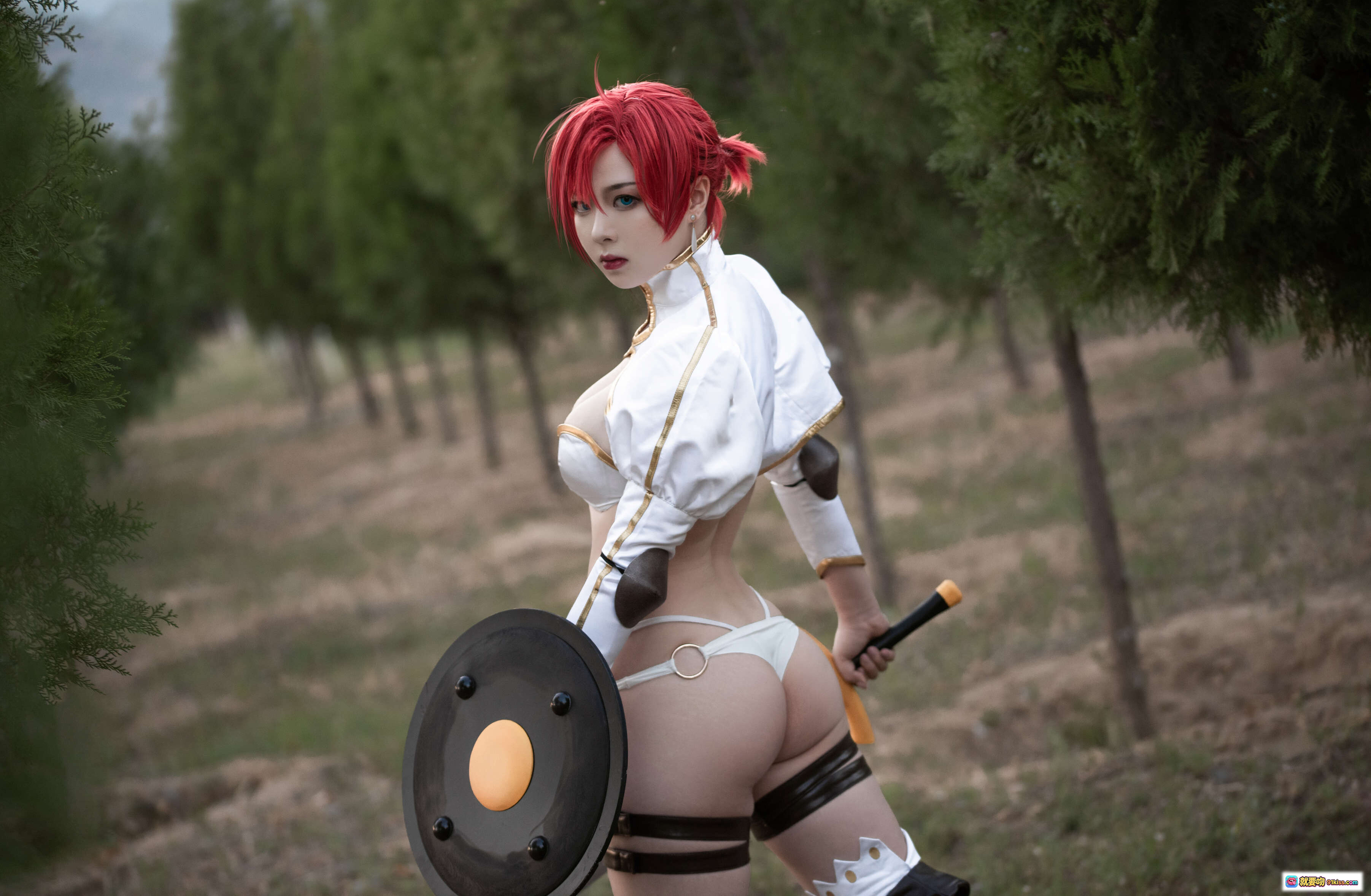 图片[1] - 皮皮奶NO.047 FGO布狄卡cosplay 红发女战士持盾握剑 白色战衣性感造型 户外树林场景高清写真 - 就要吻