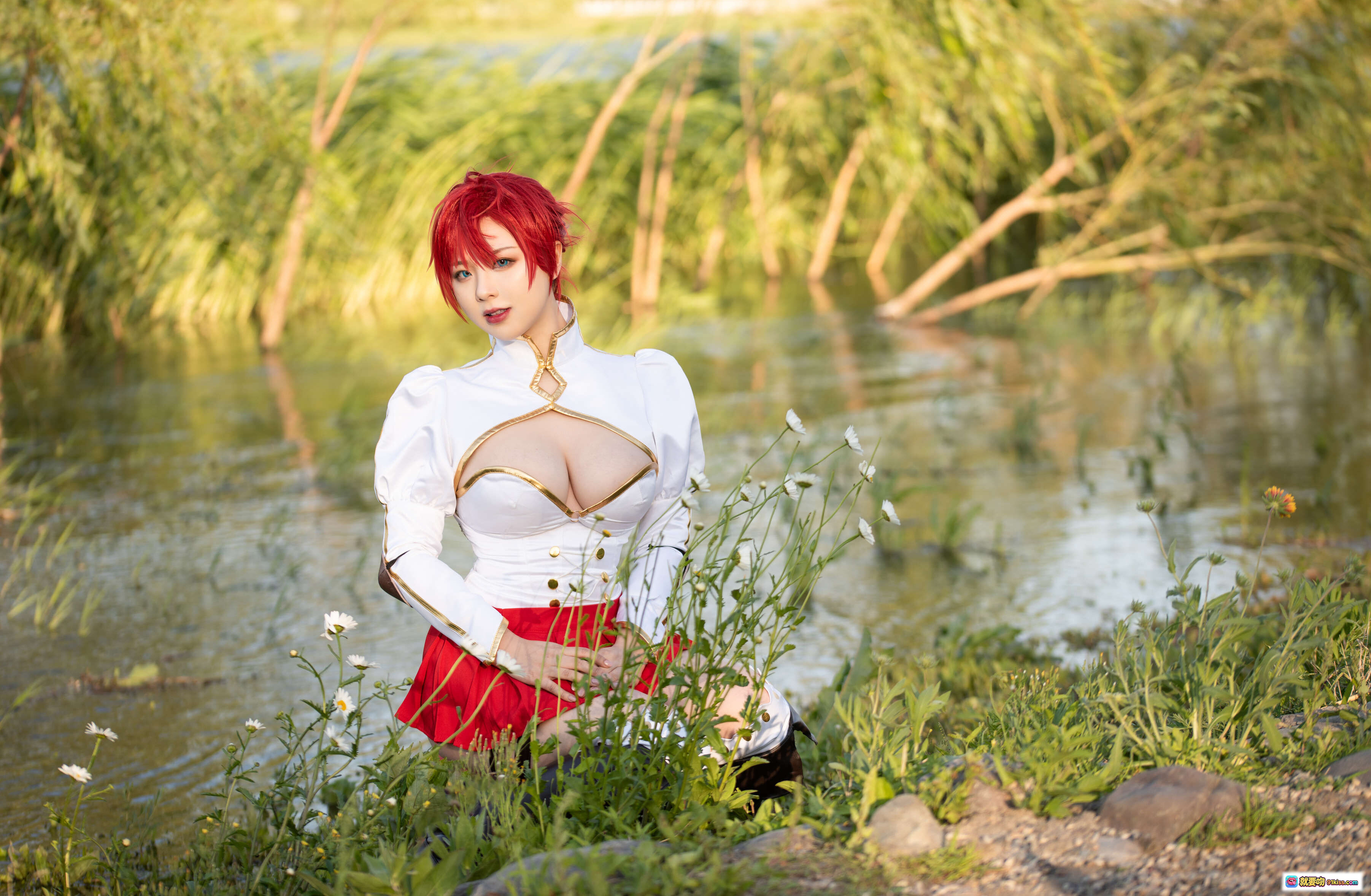 图片[2] - 皮皮奶NO.047 FGO布狄卡cosplay 红发女战士持盾握剑 白色战衣性感造型 户外树林场景高清写真 - 就要吻