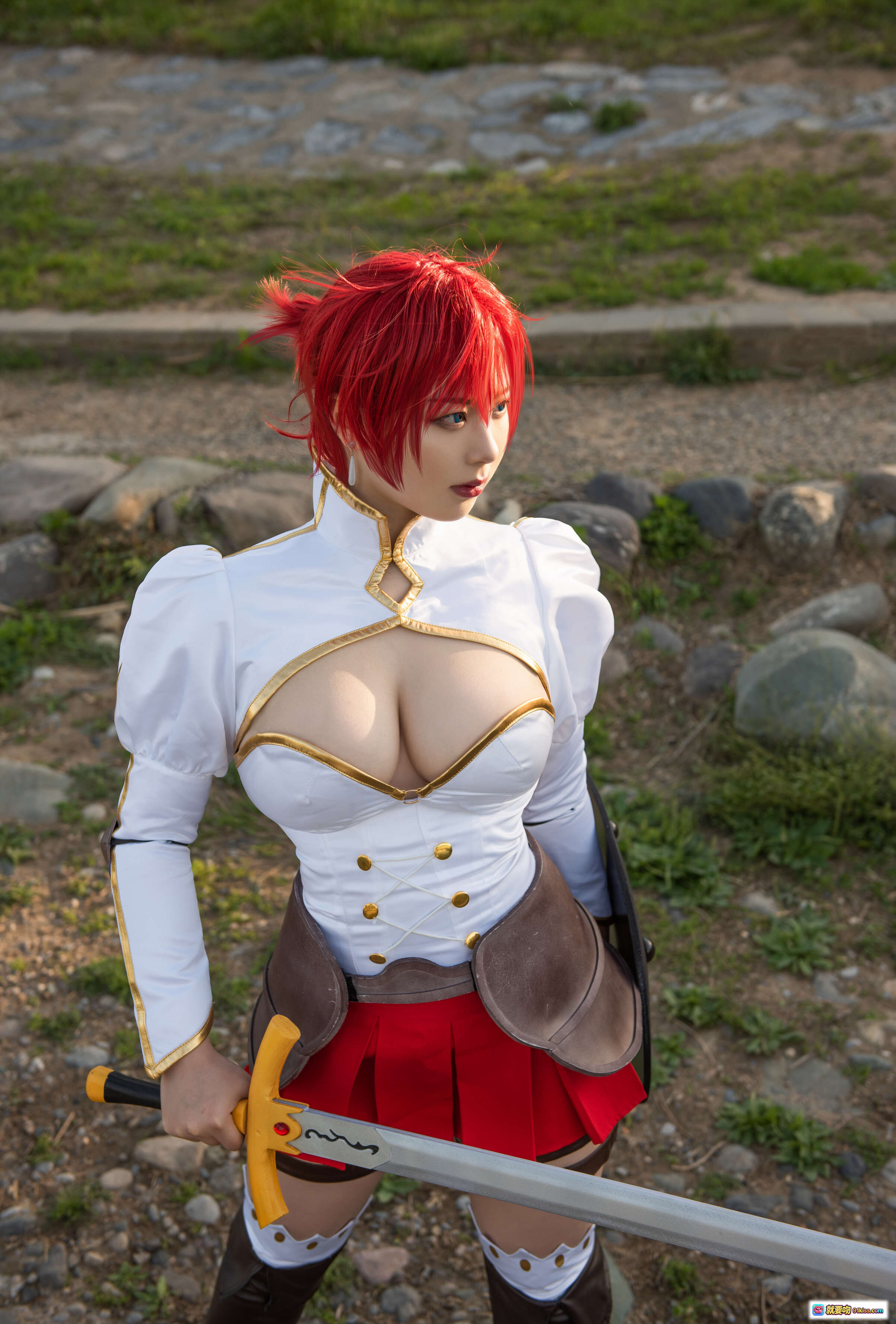 图片[8] - 皮皮奶NO.047 FGO布狄卡cosplay 红发女战士持盾握剑 白色战衣性感造型 户外树林场景高清写真 - 就要吻