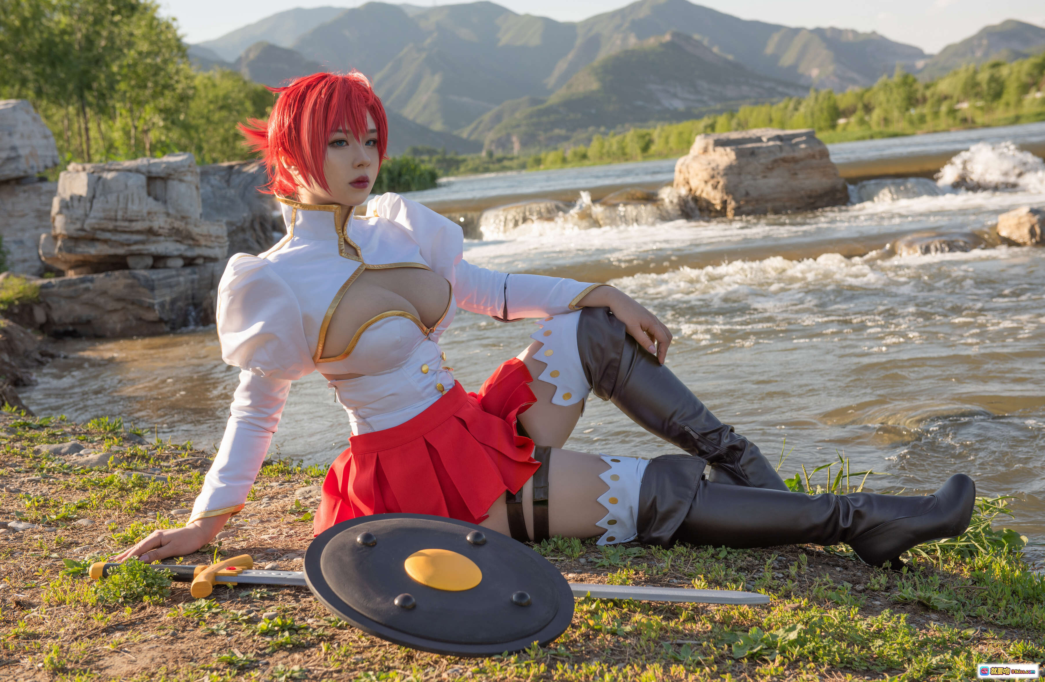 图片[4] - 皮皮奶NO.047 FGO布狄卡cosplay 红发女战士持盾握剑 白色战衣性感造型 户外树林场景高清写真 - 就要吻