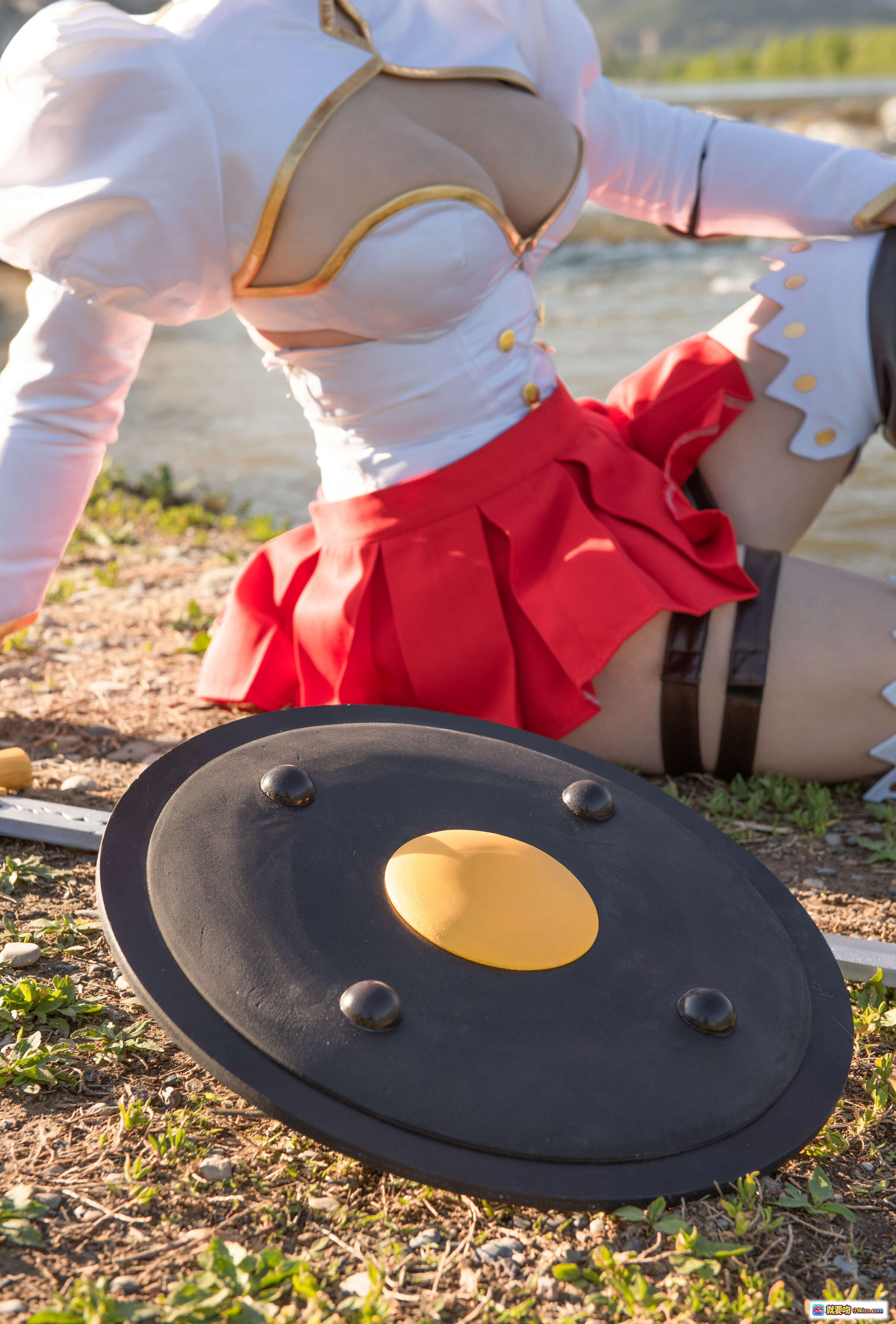 图片[5] - 皮皮奶NO.047 FGO布狄卡cosplay 红发女战士持盾握剑 白色战衣性感造型 户外树林场景高清写真 - 就要吻