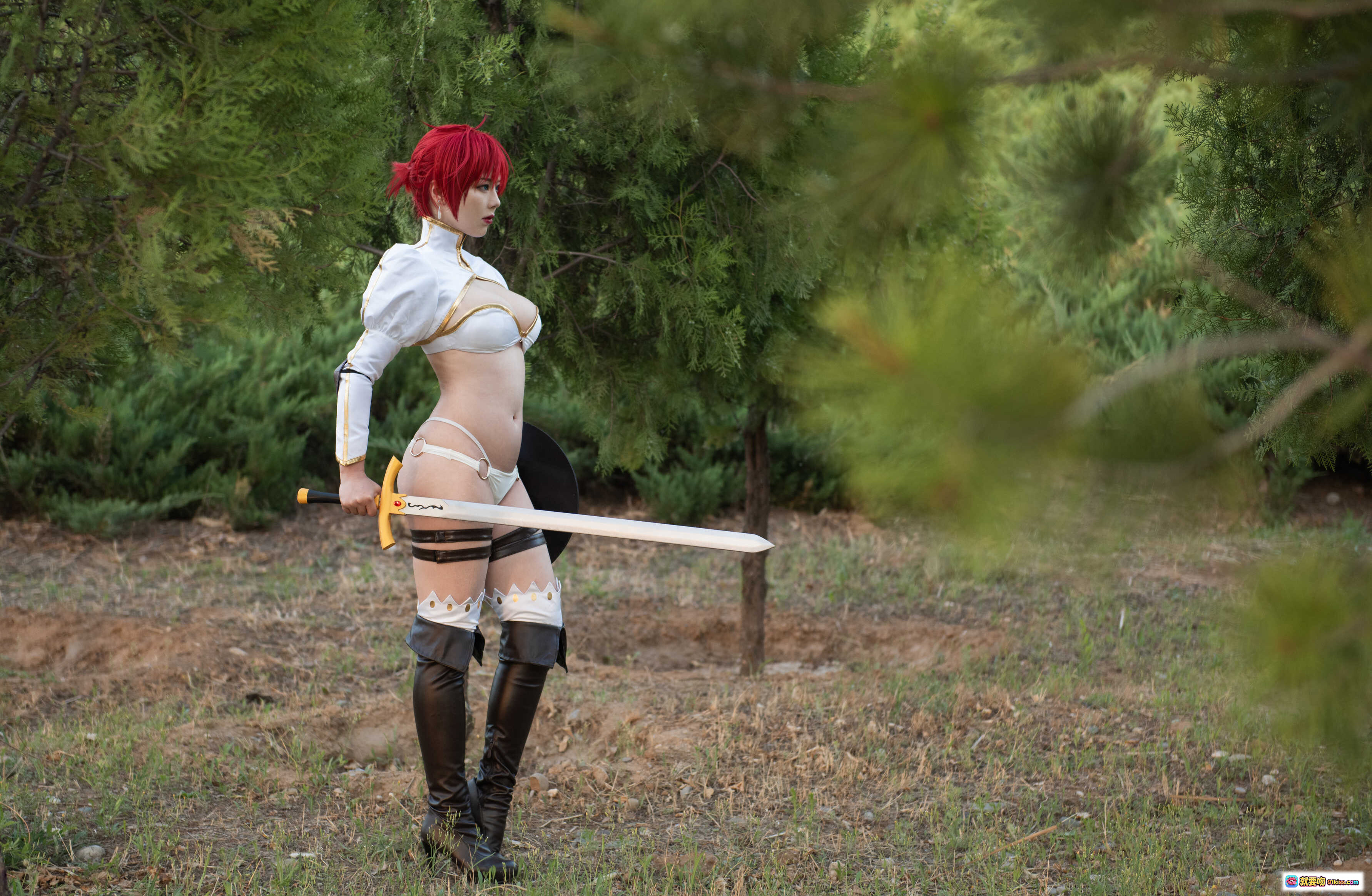 图片[10] - 皮皮奶NO.047 FGO布狄卡cosplay 红发女战士持盾握剑 白色战衣性感造型 户外树林场景高清写真 - 就要吻