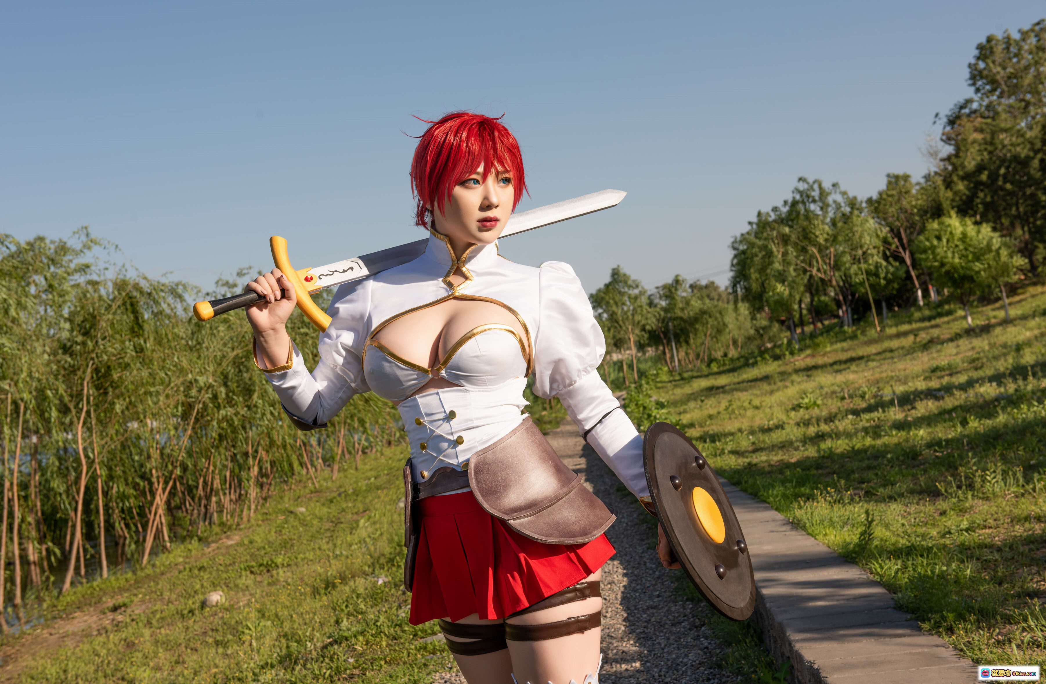 图片[6] - 皮皮奶NO.047 FGO布狄卡cosplay 红发女战士持盾握剑 白色战衣性感造型 户外树林场景高清写真 - 就要吻