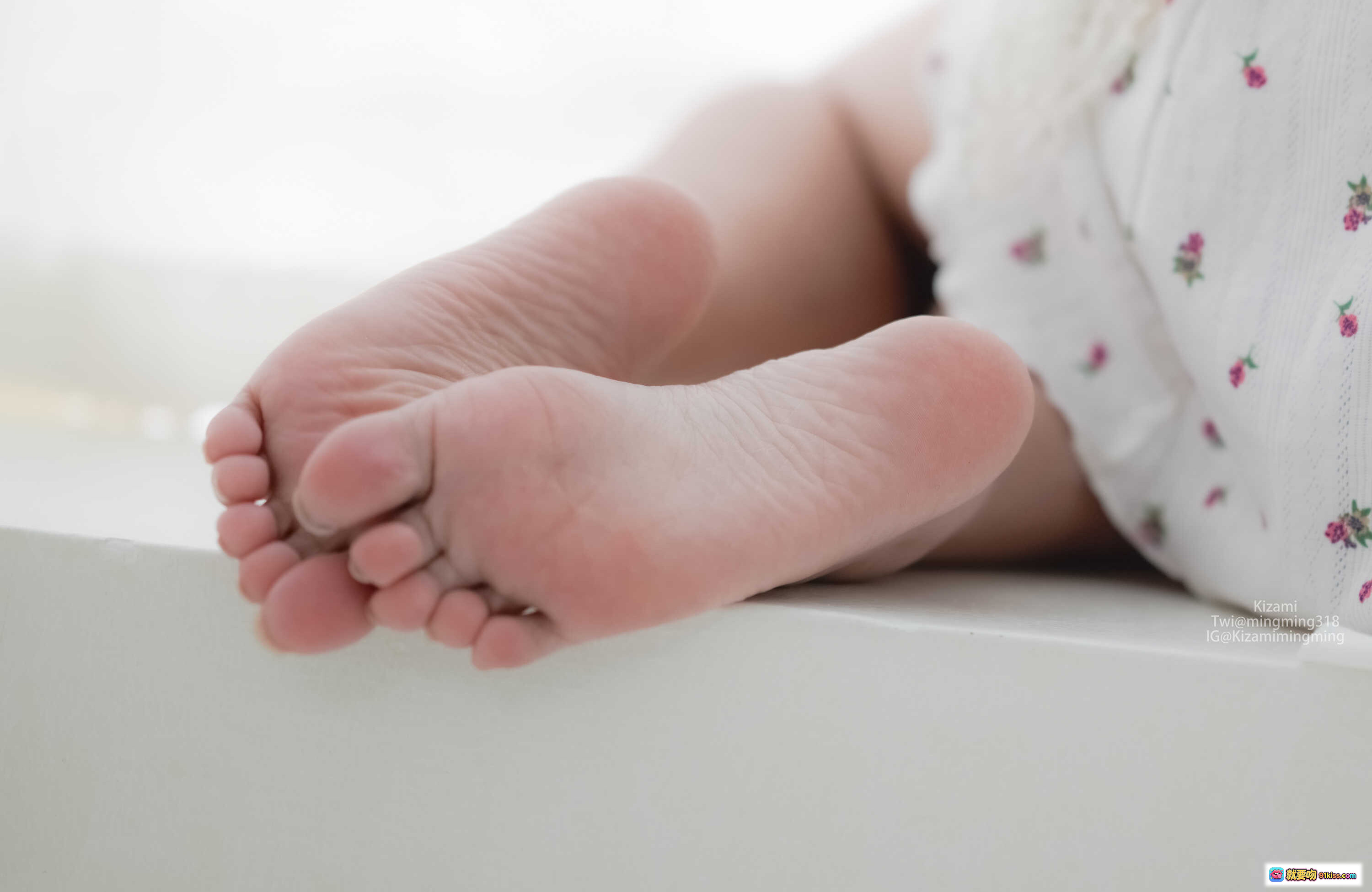 图片[5] - 铭铭Kizami Vol.035 Fantia 9月会员合集 254P 白色蕾丝镂空上衣 樱花图案短裙 窗边坐姿 纯欲风写真 高清摄影集 - 就要吻