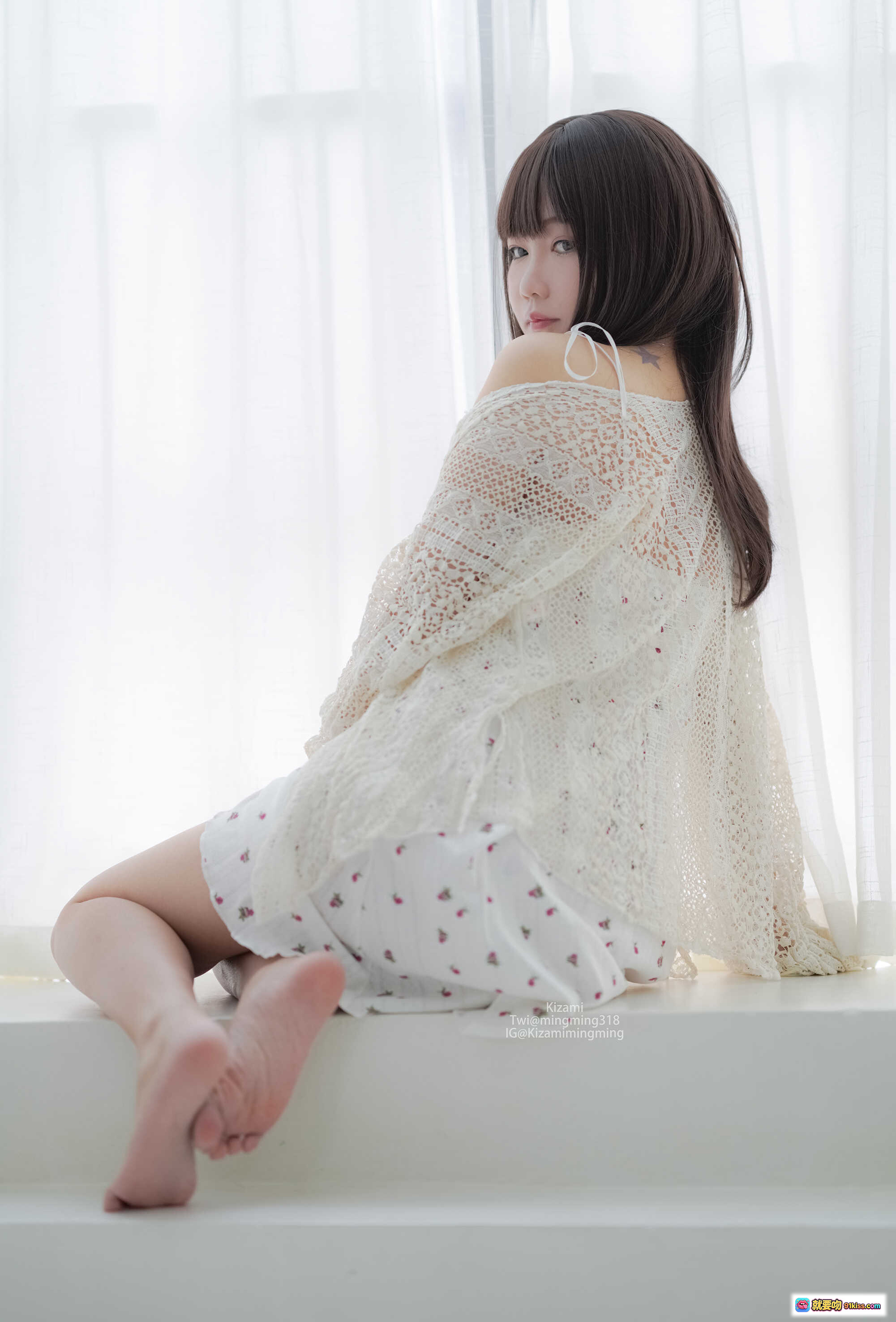 图片[1] - 铭铭Kizami Vol.035 Fantia 9月会员合集 254P 白色蕾丝镂空上衣 樱花图案短裙 窗边坐姿 纯欲风写真 高清摄影集 - 就要吻