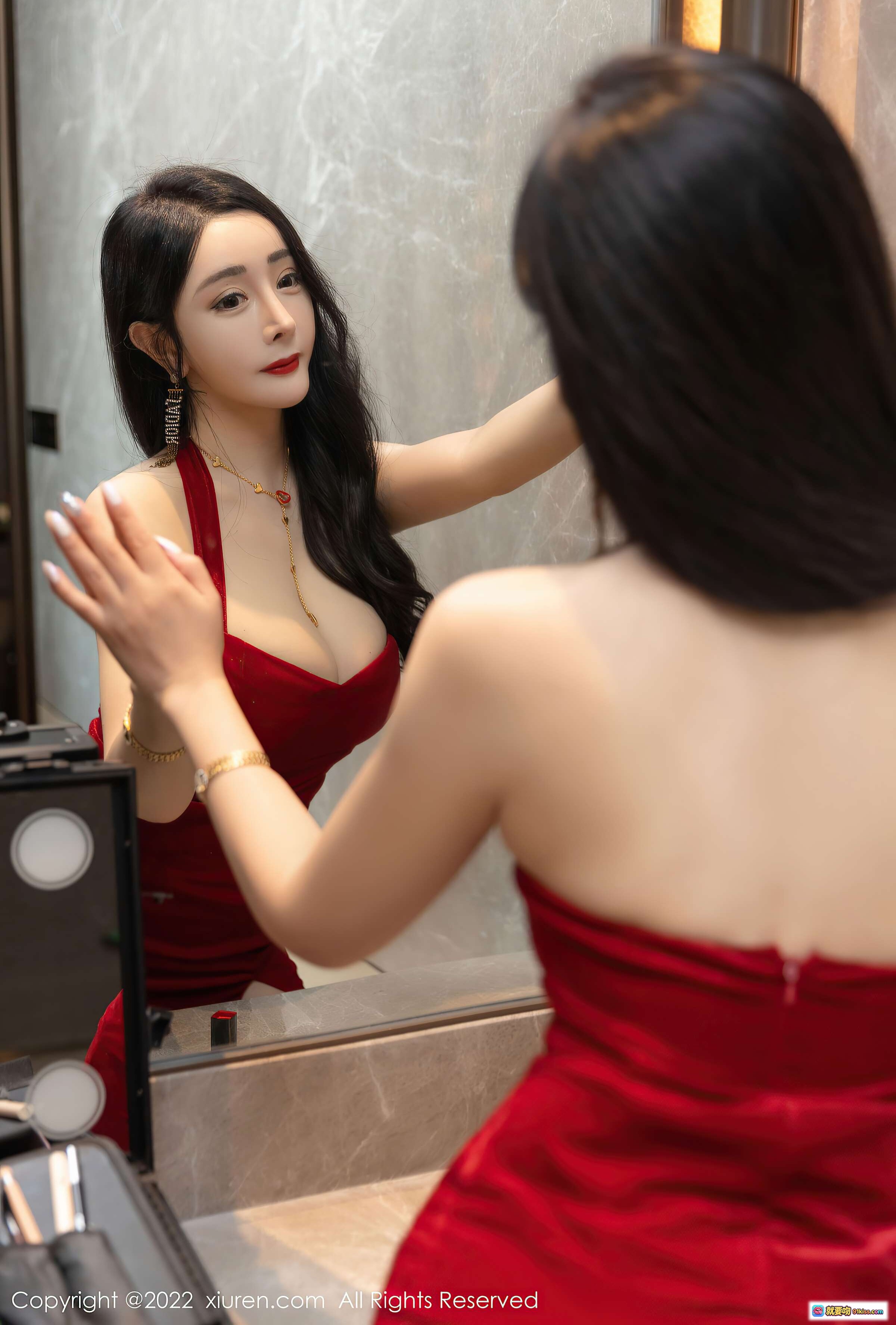 图片[1] - 允爾三亚旅拍红裙美照｜镜前优雅自拍｜性感吊带裙｜精致妆容｜金色配饰｜XiuRen秀人网NO.4434 - 就要吻