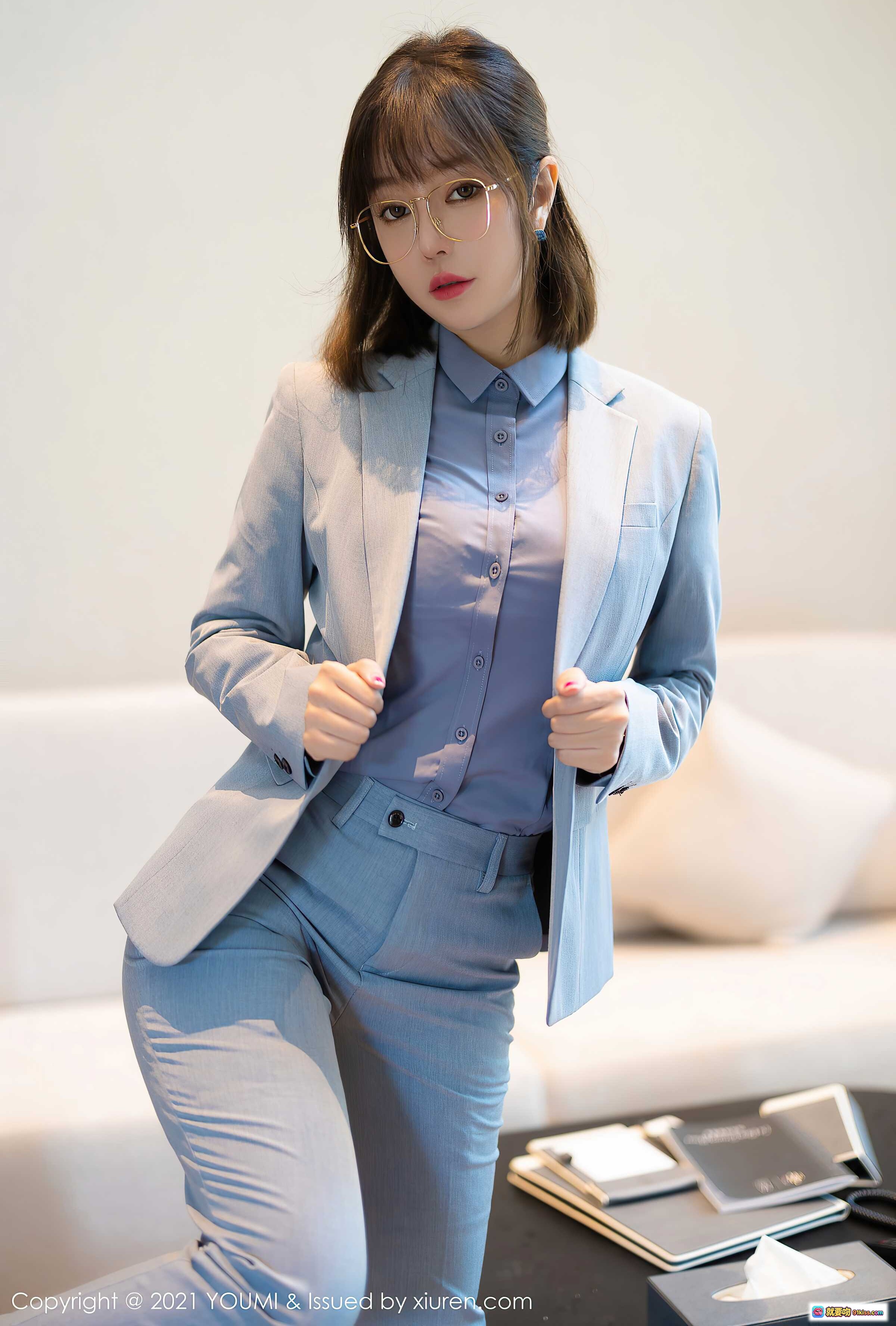 图片[9] - 王雨纯熟女西装写真 | 优雅职场风 | 浅蓝套装搭配黑丝高跟 | 车旁时尚街拍 | YouMi尤蜜荟2021 VOL.722 - 就要吻